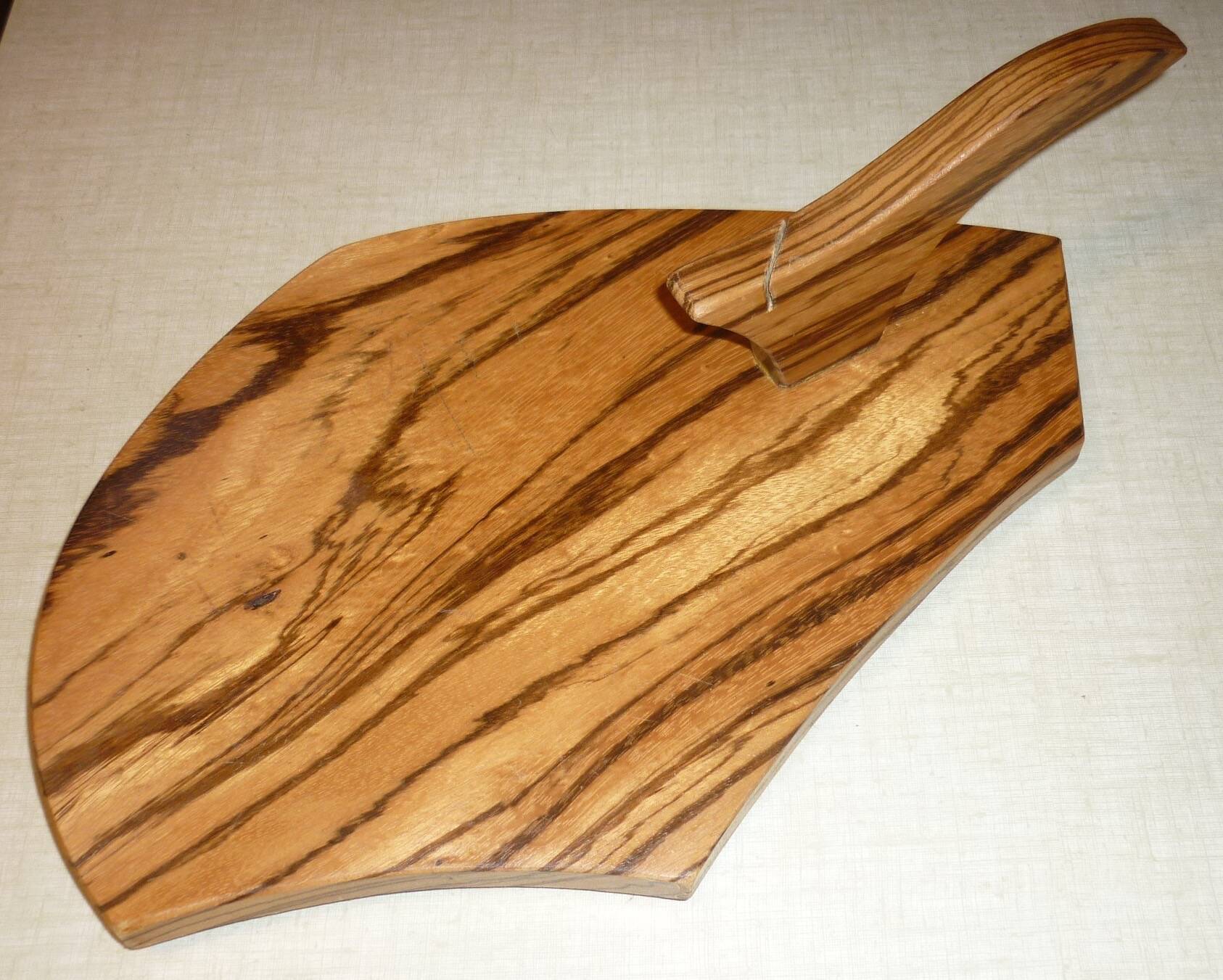 Veined wood cheese board