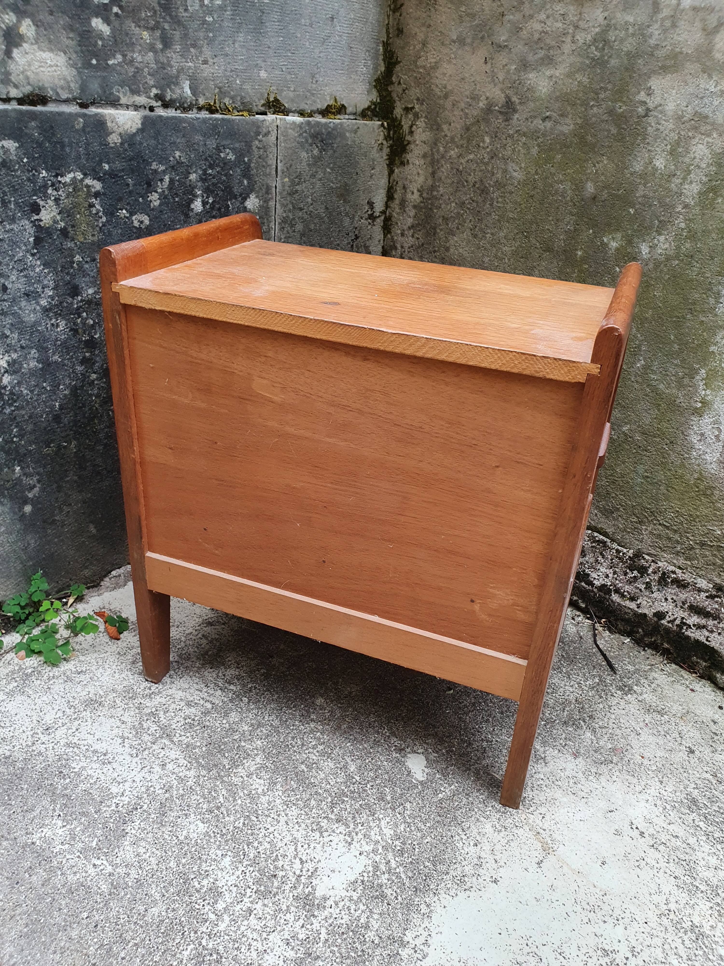Beautiful vintage oak bedside