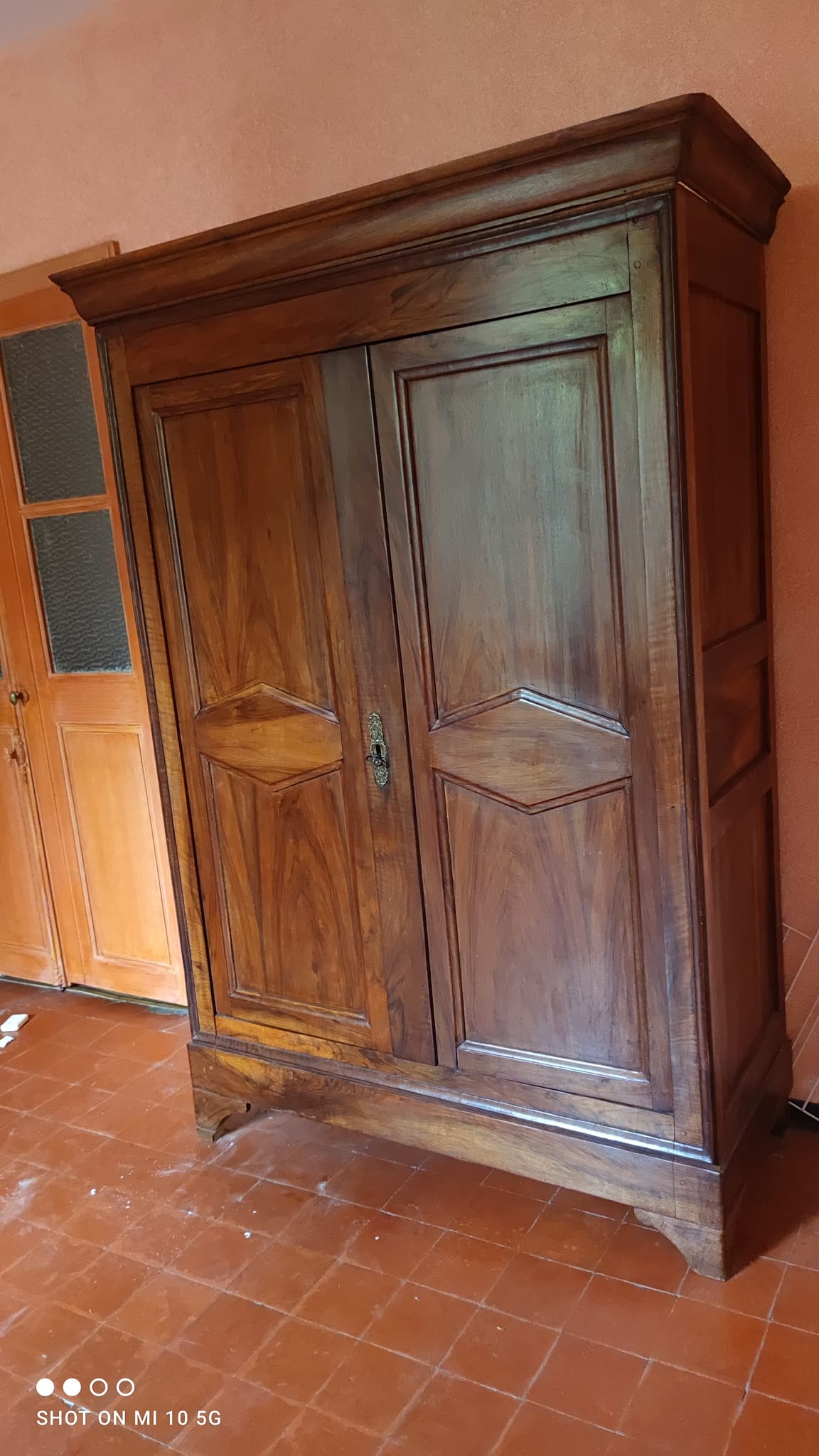 Petite armoire en noyer massif époque Consulat vers 1830