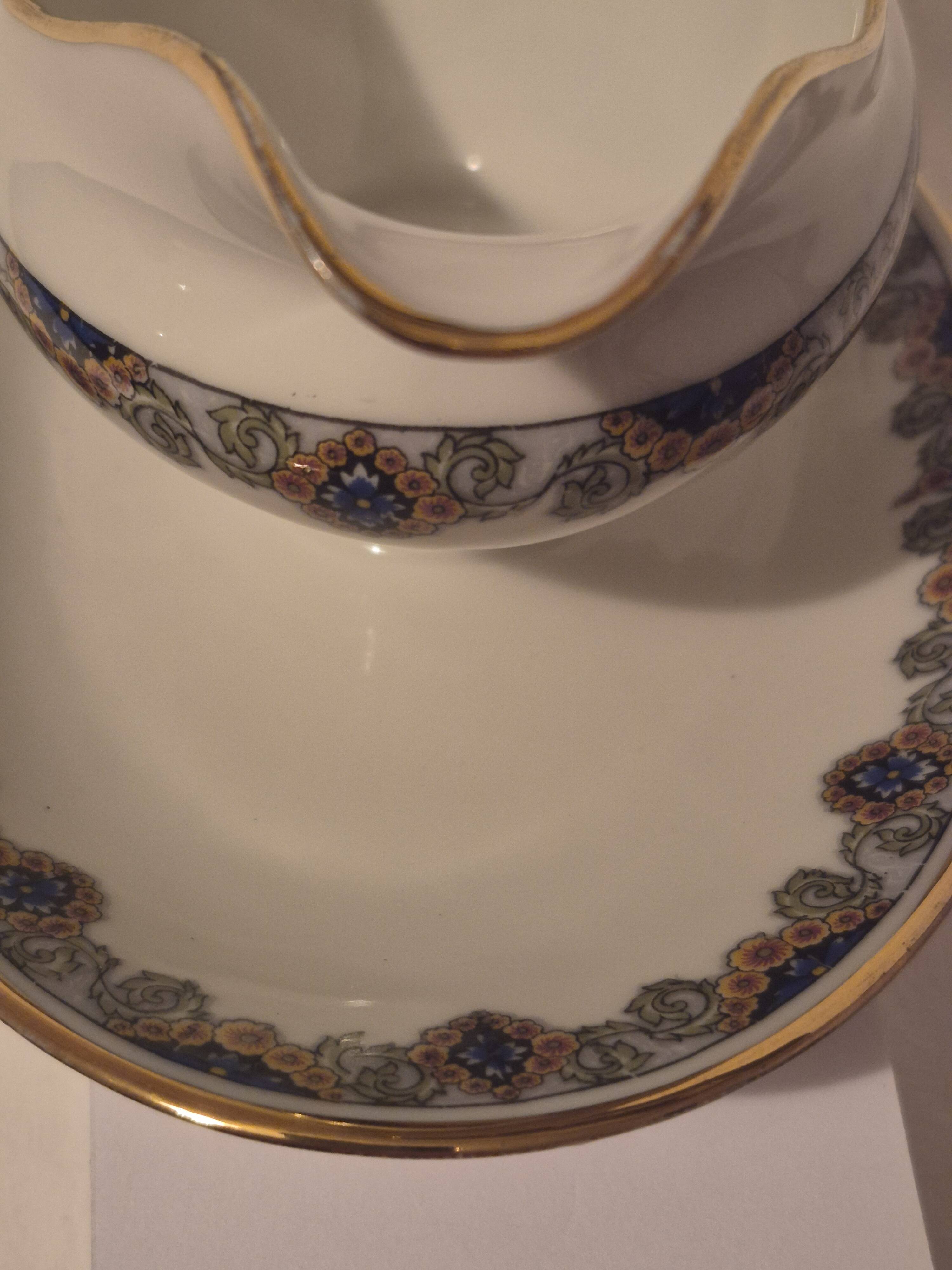 Sauceboat on a base Art Deco porcelain from Châteauroux by Gaston Sailly.
