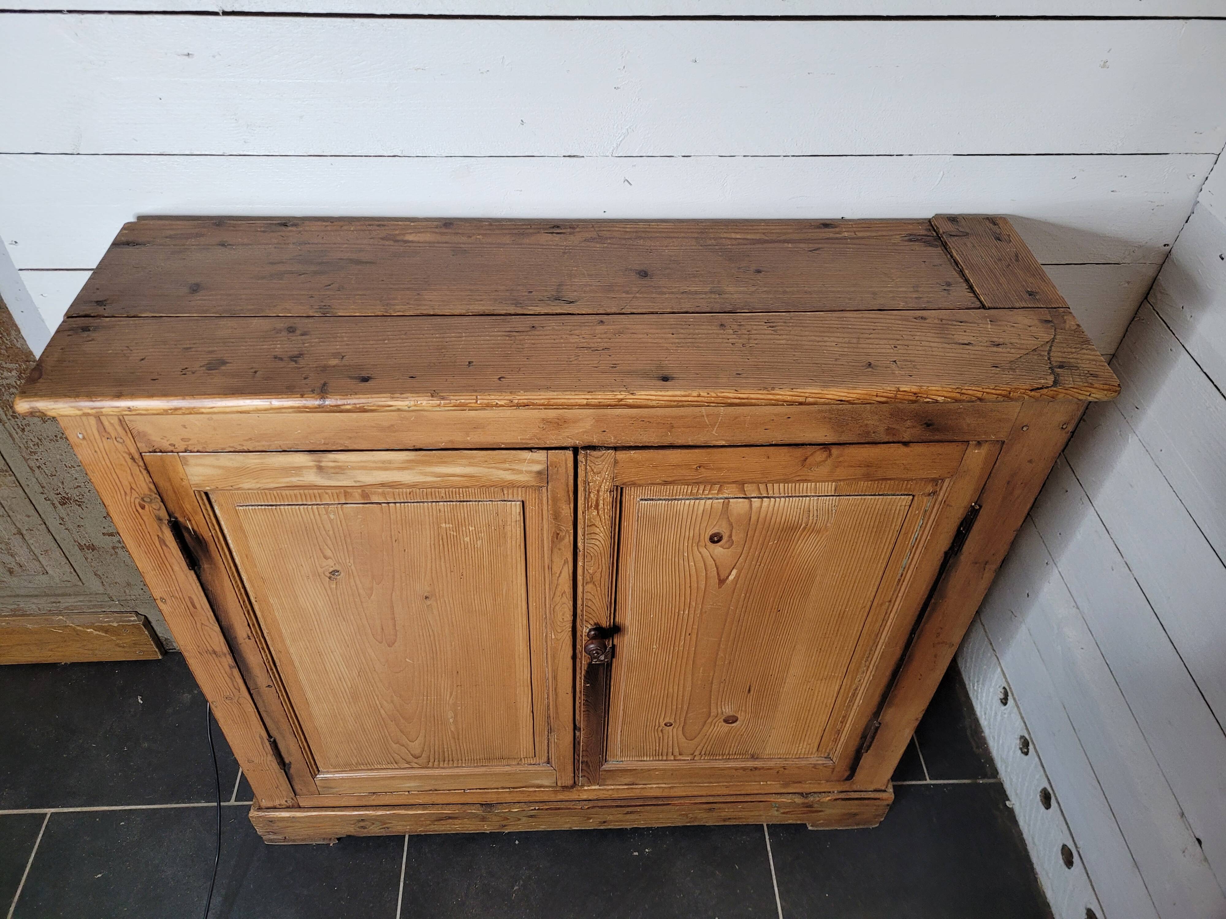 Old 2-door fir sideboard, 104×31cms