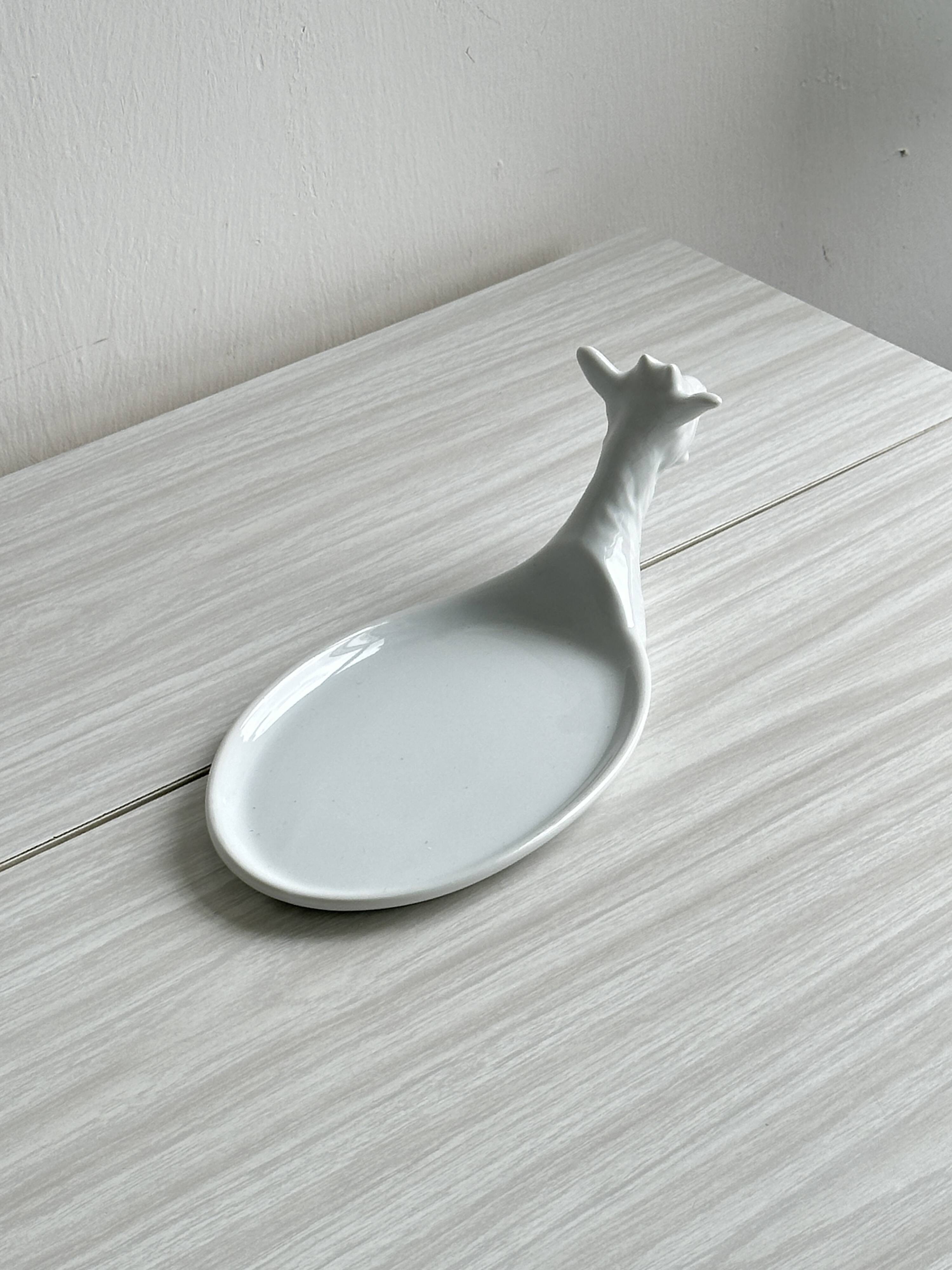 Plat en porcelaine blanche Avignon en forme de chèvre.