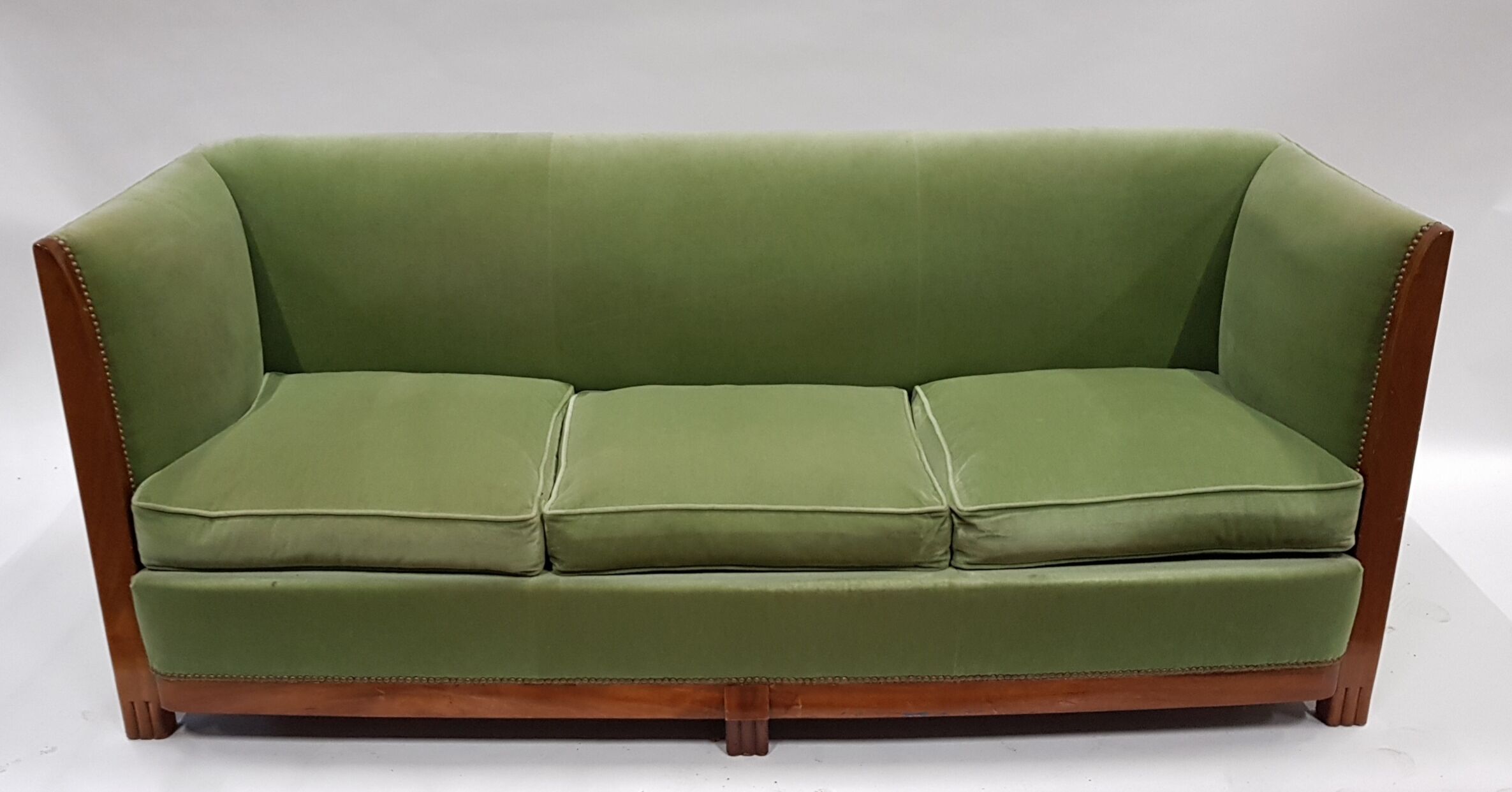 Canapé art déco bois et velours vert amande
