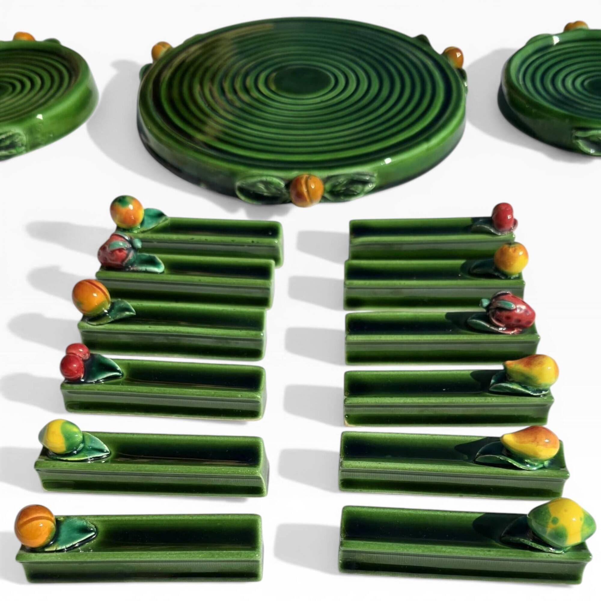 Service de table Vallauris — 12 porte-couteaux + 3 coupelles, céramique ver