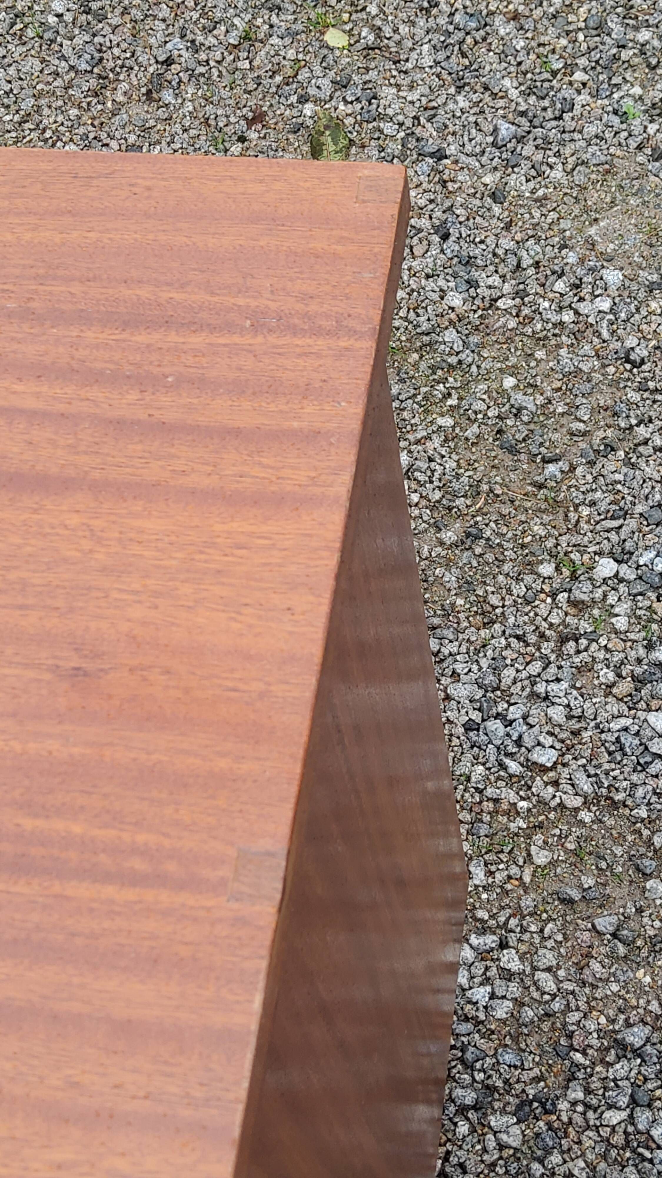 Chest of drawers from the 50s-60s in golden mahogany 4 drawers feet bobbin