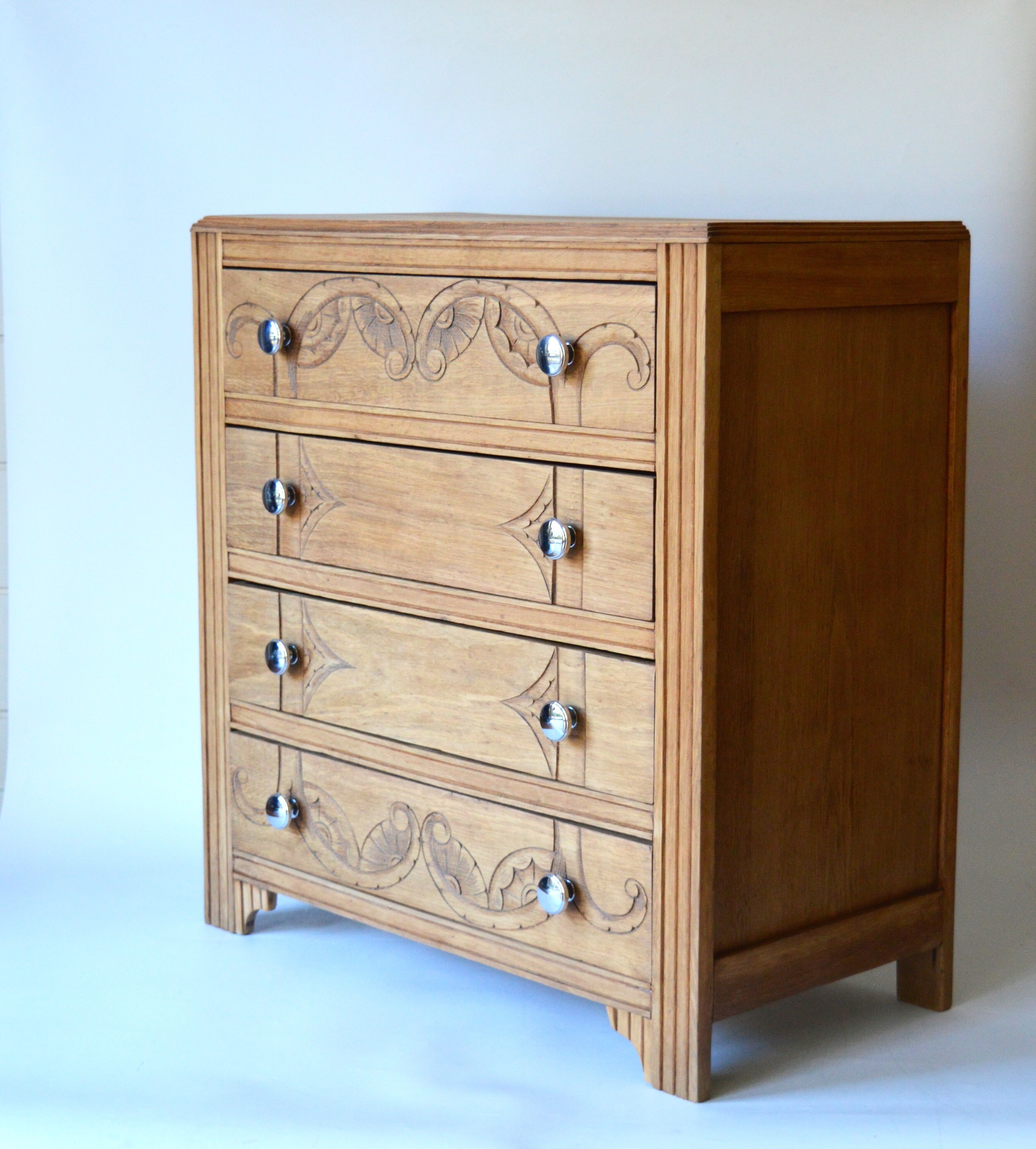 chest of drawers