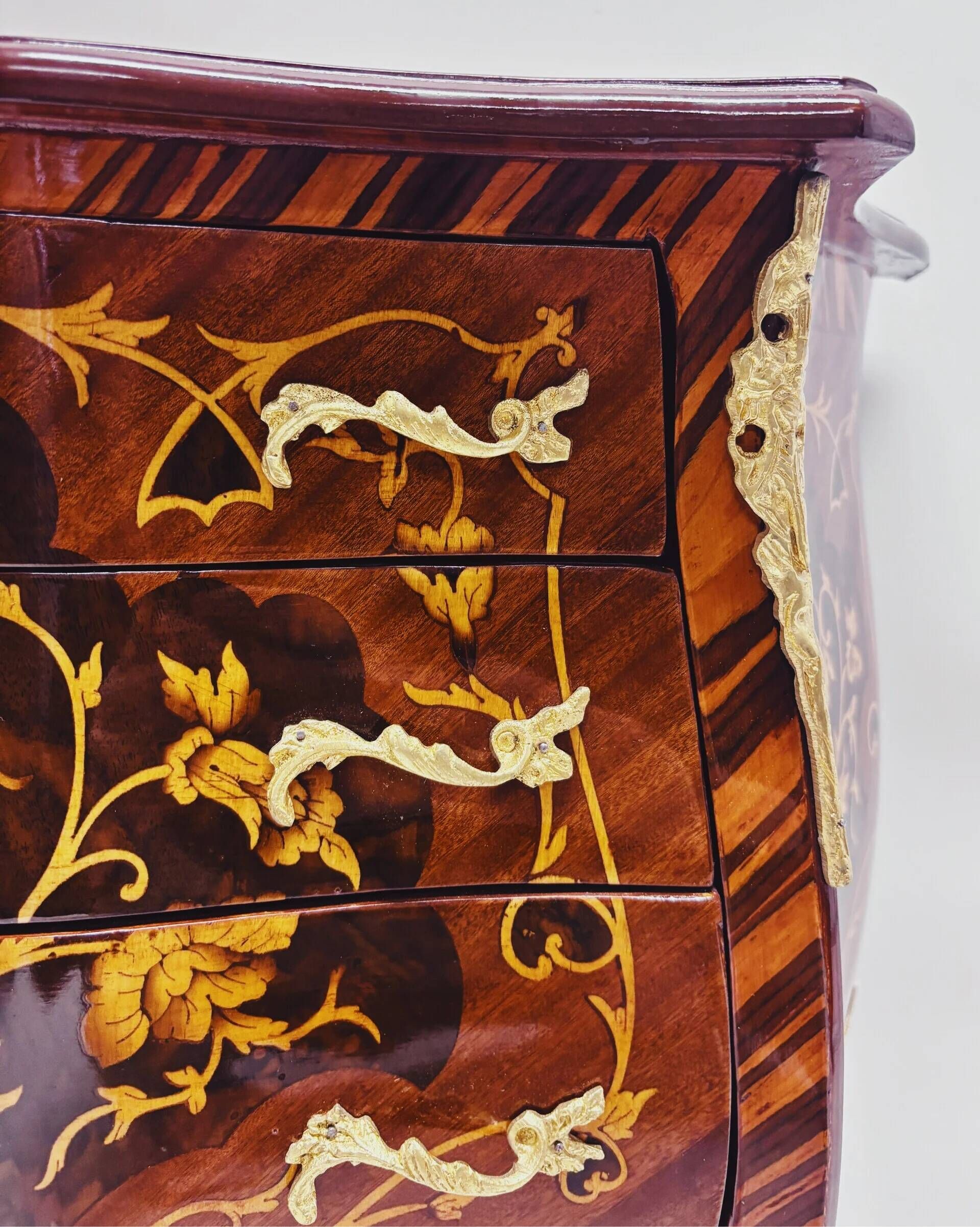 Marquetry chest of drawers with inlay in Louis XV style