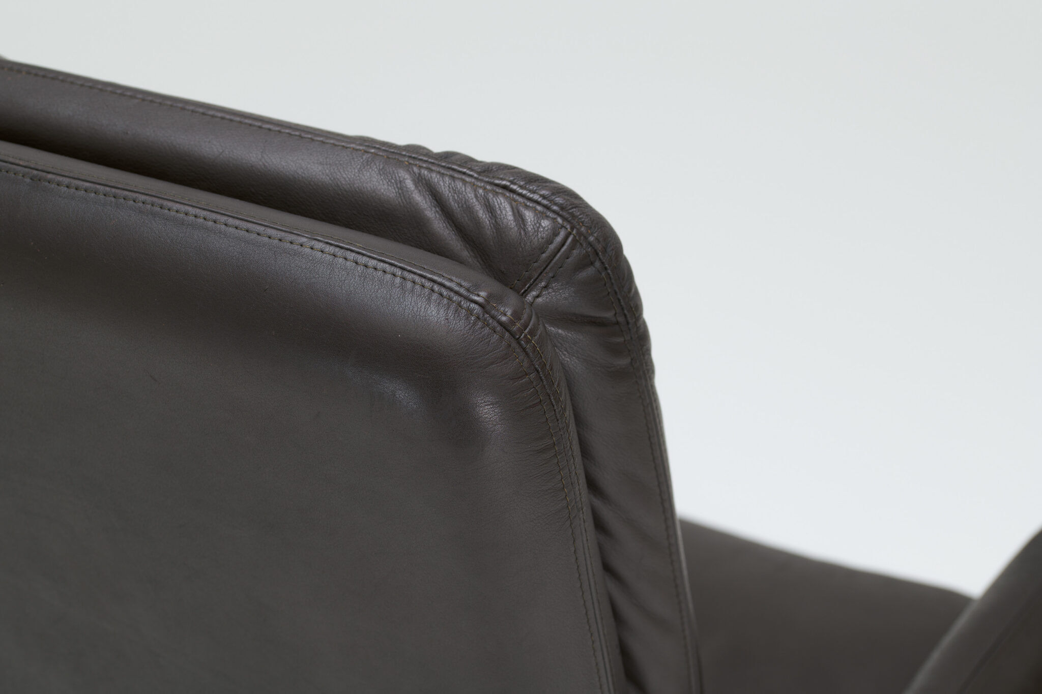 Chaise de bureau pivotante - Perry King et Santiago Miranda