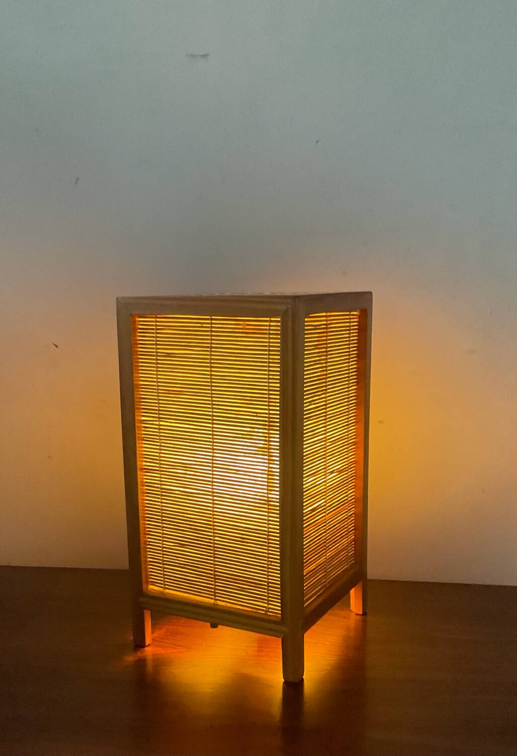 Lampe vintage en bois et osier