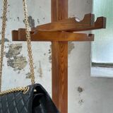 Patère wears pine coat 70