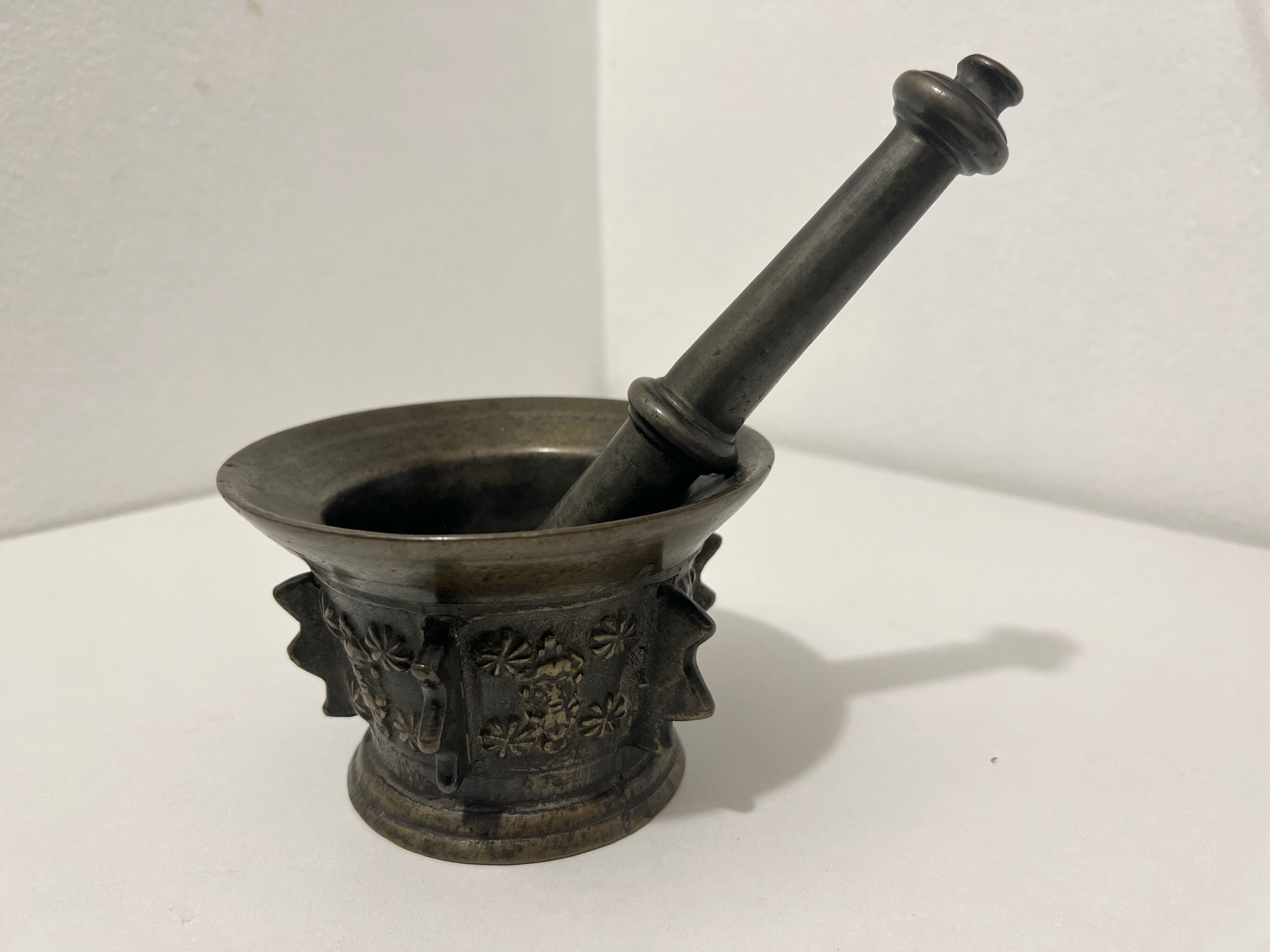 Mortar and pestle fins bronze seventeenth