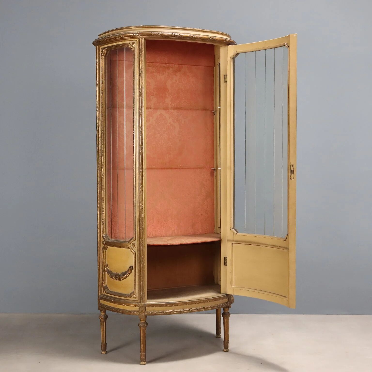 Vitrine ancienne de style néoclassique en bois sculpté, XIXe siècle