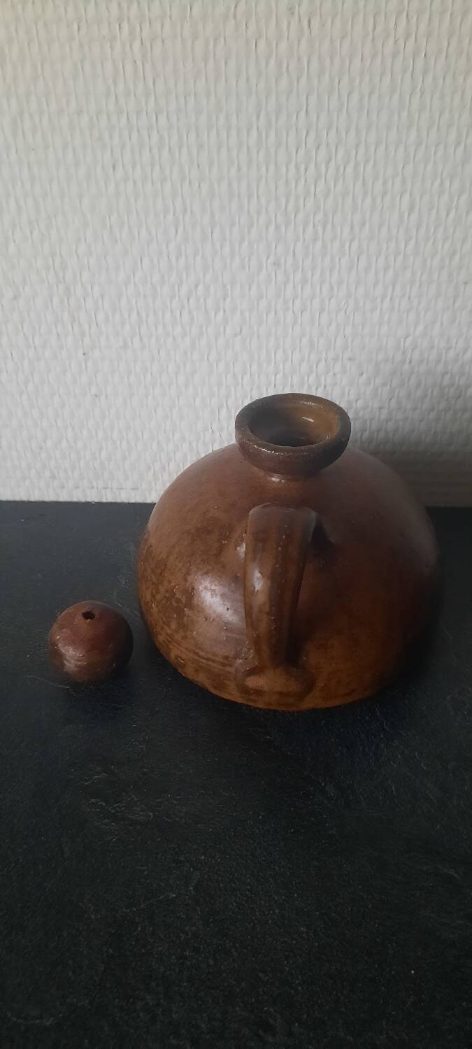 Carafe en céramique marron