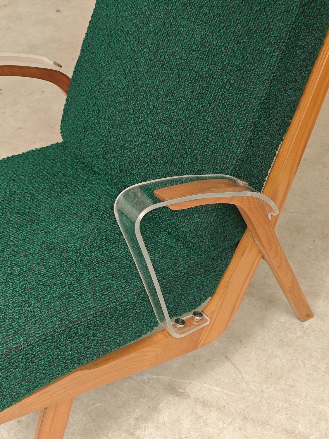 Paire de fauteuils ULUV bois et tissu vert bouclette