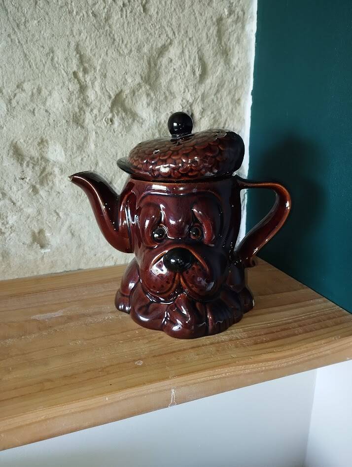 Vintage figurative teapot dog detective – English ceramic – 1960s