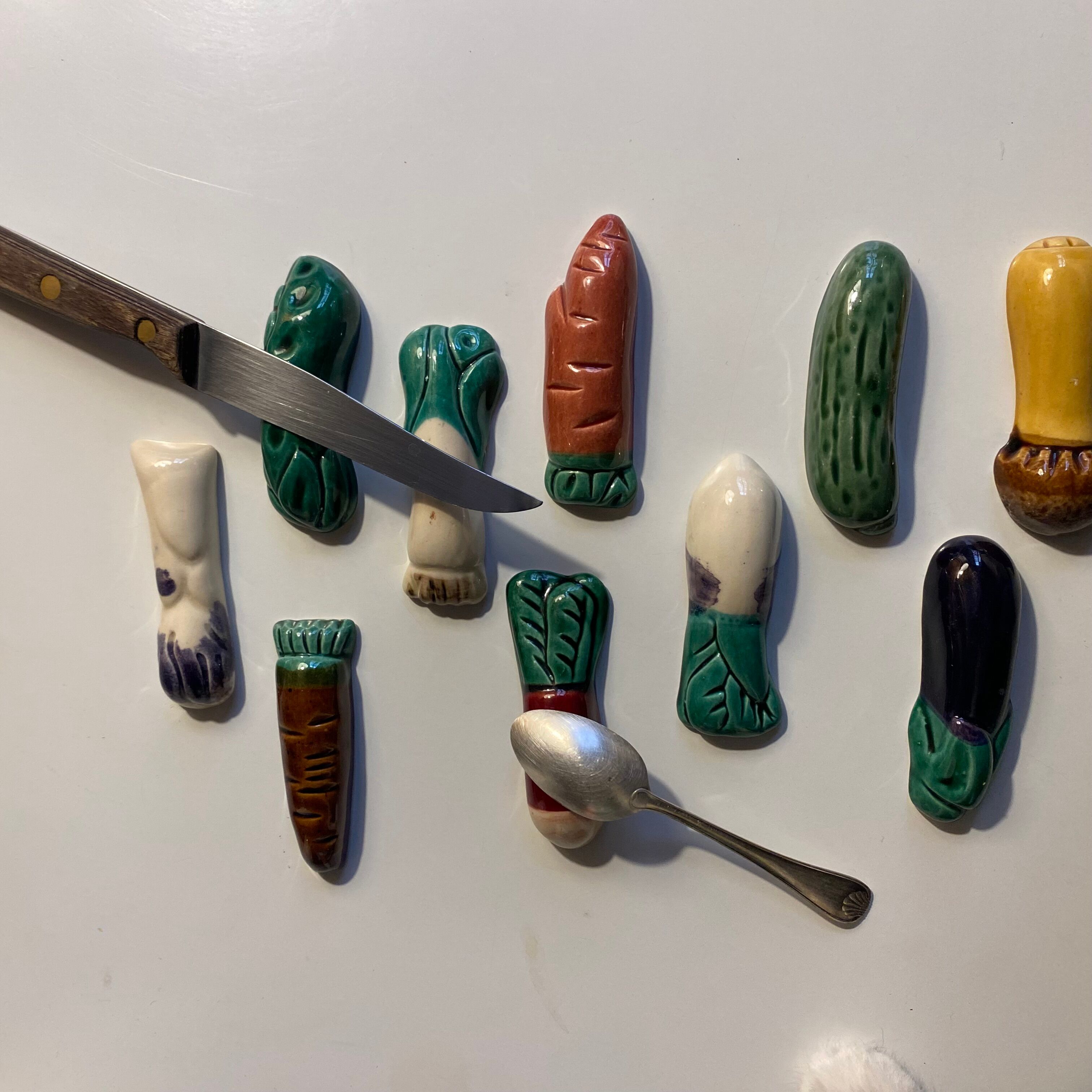Ceramic vegetable knife holder