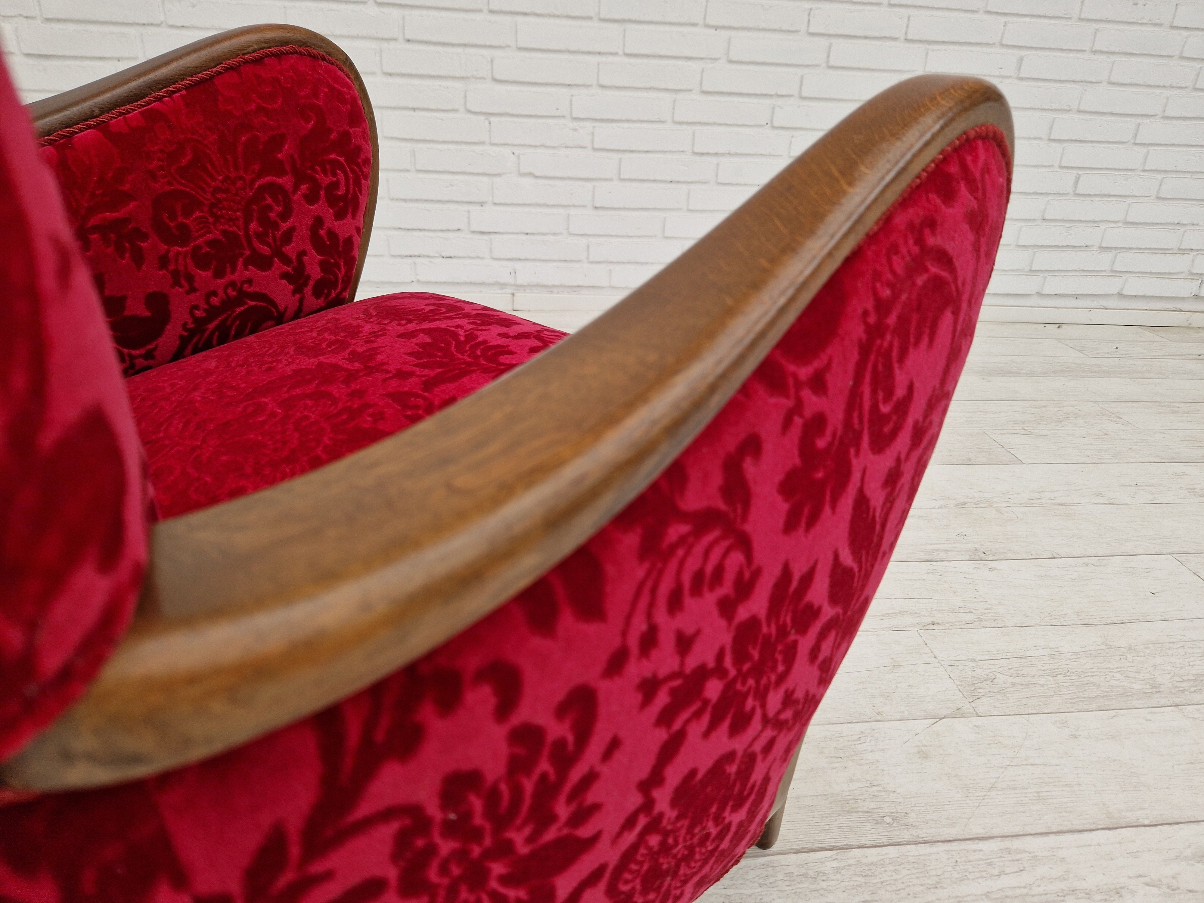 Années 1960, design danois, fauteuil en tissu rouge cerise, très bon état d’origine.