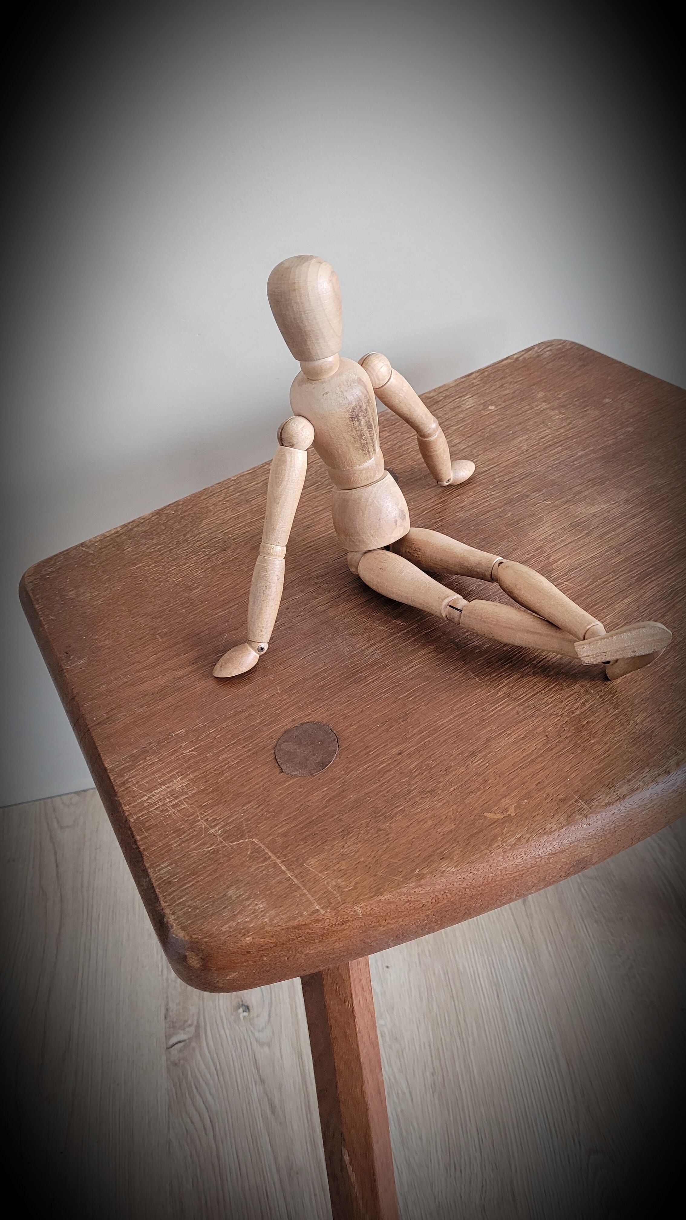 Tripod stool cowbird half round