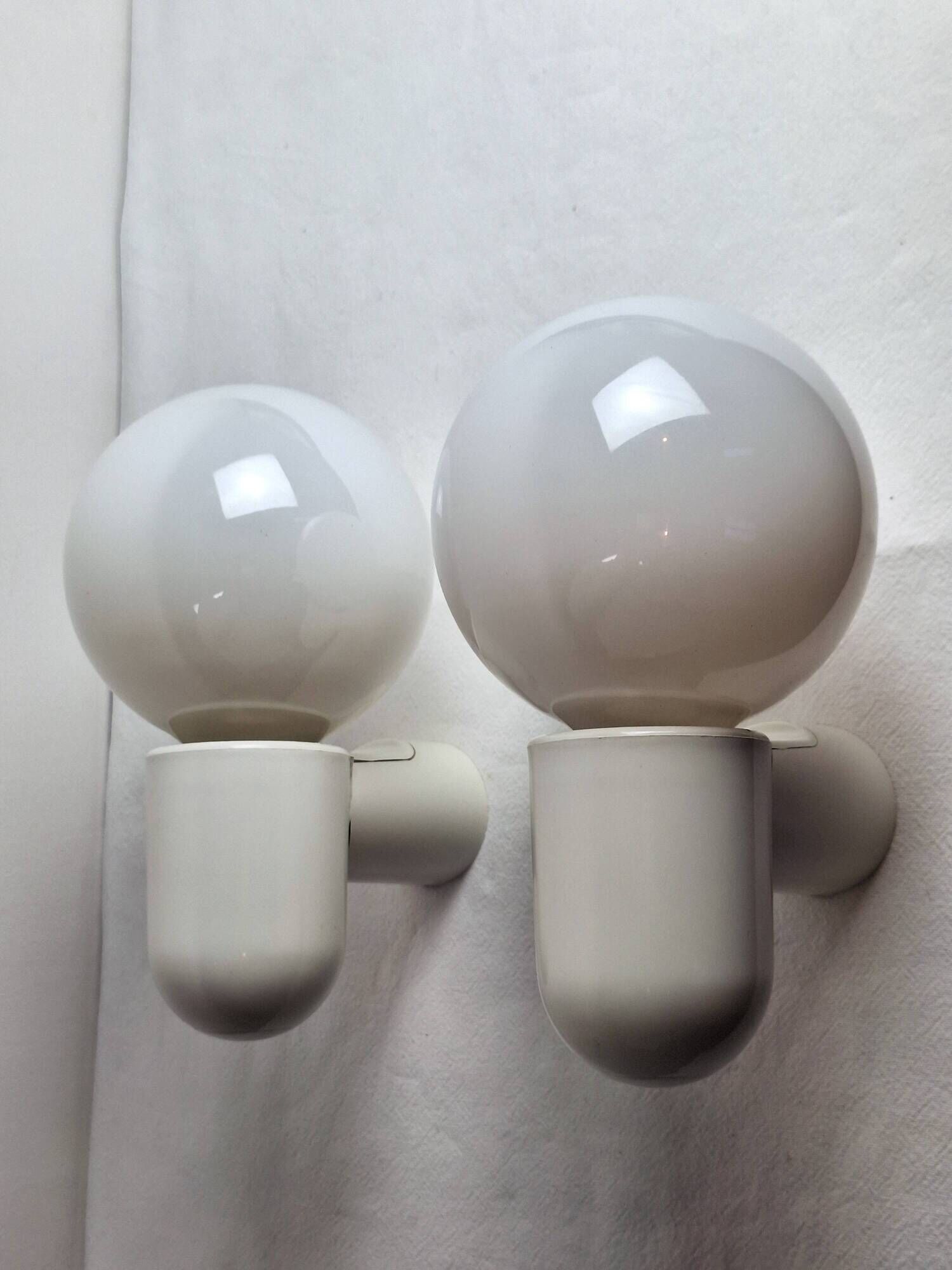 Pair of vintage space age wall lights in white plastic, Allibert 1970 bathroom bedside night light