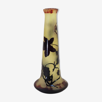 Vase en pate de verre dégagé a l'acide la rochere france décor de vignes