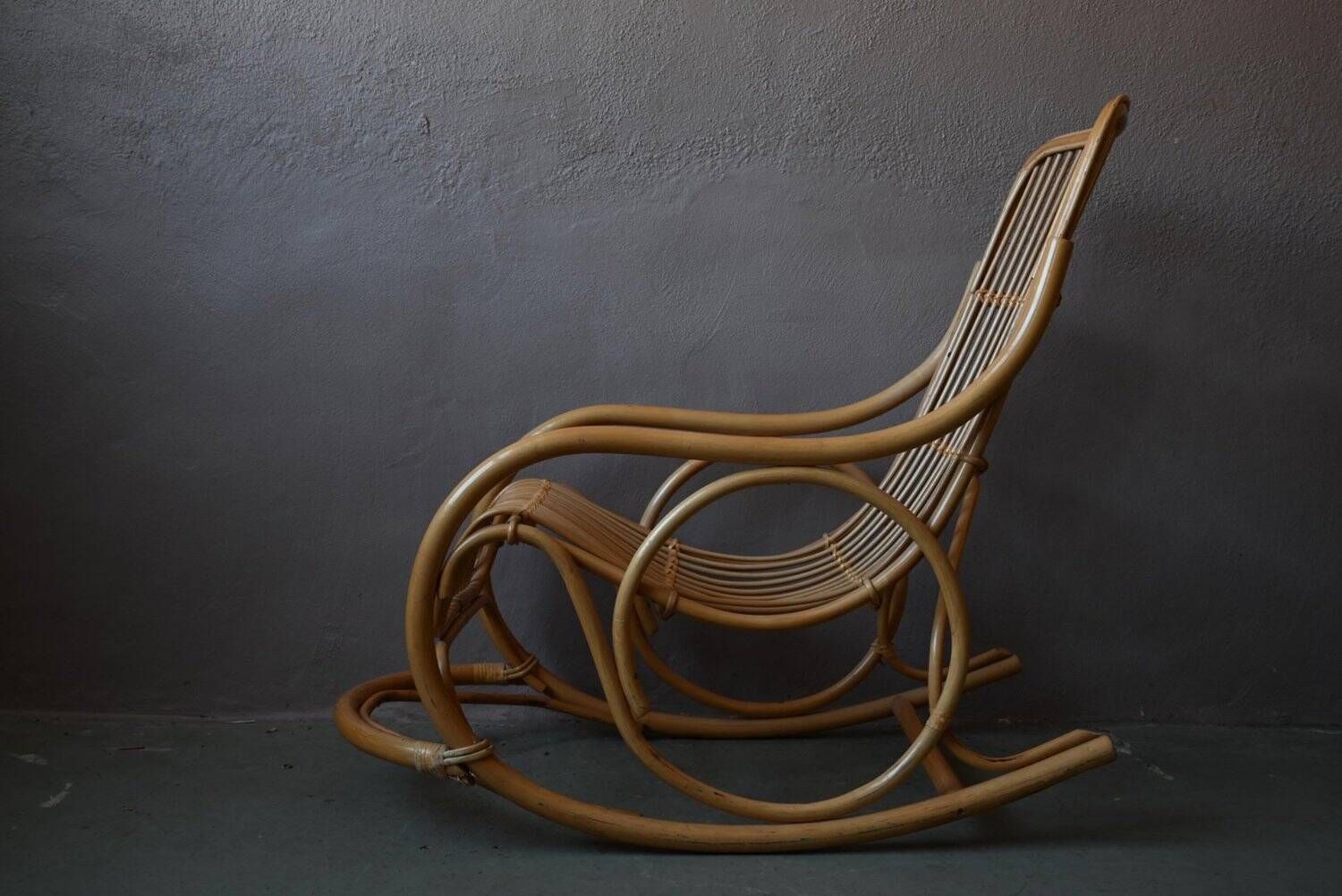 Vintage rocking chair in rattan from the 60s-70s, high openwork backrest.