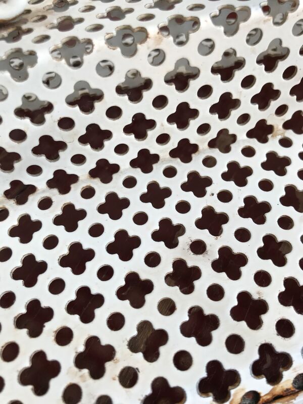 Panier porte verres en tôle perforée