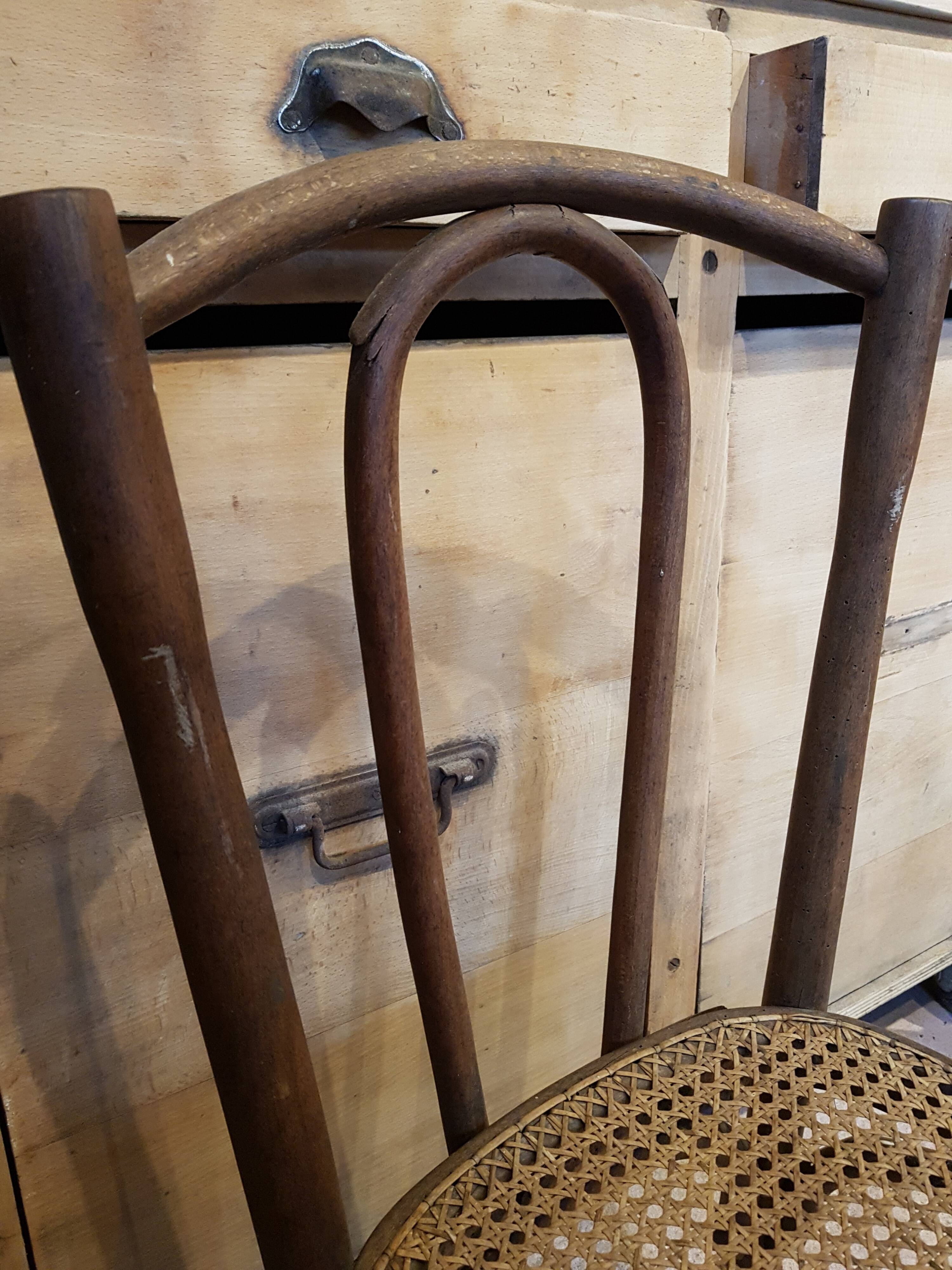 Chaise de bistrot cannée