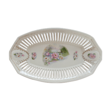 Porcelain dish decorated with water lilies