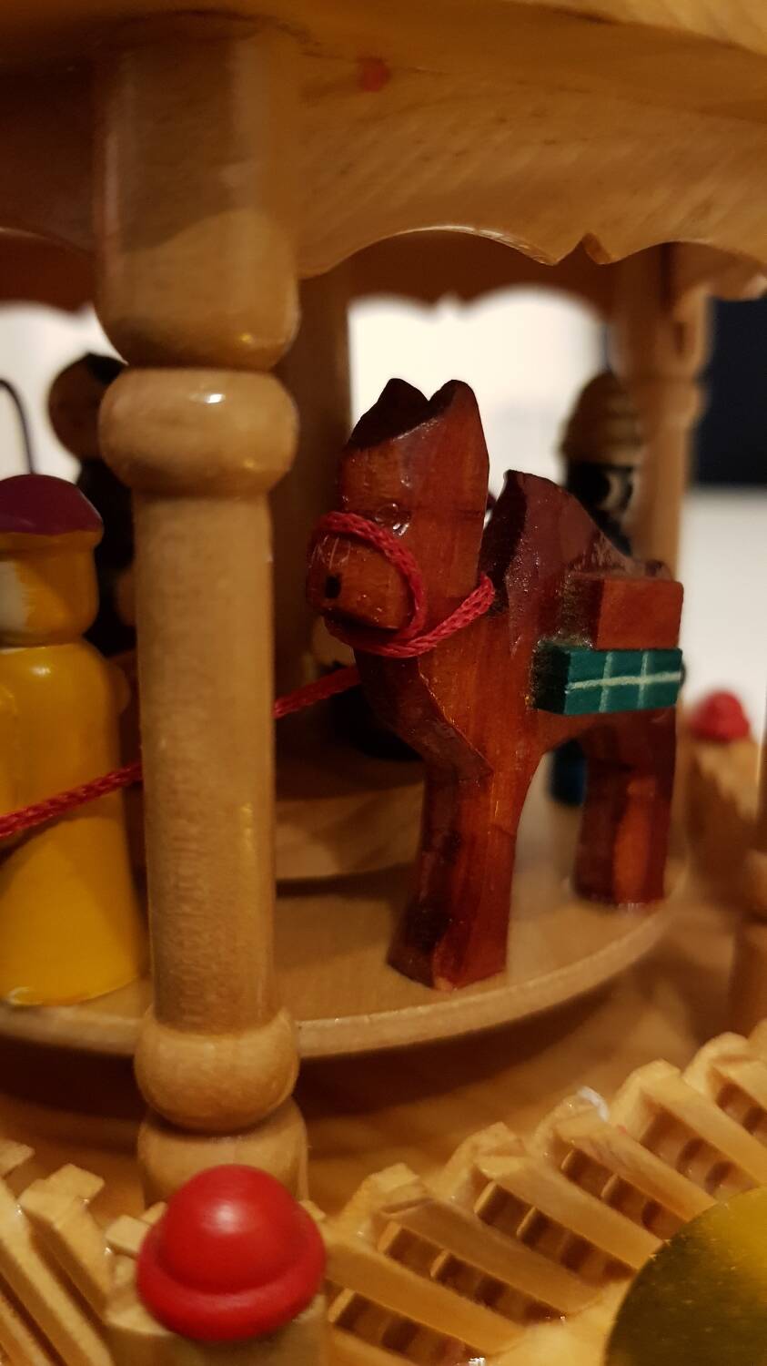 Pyramide carrousel de Noël en bois avec bougies