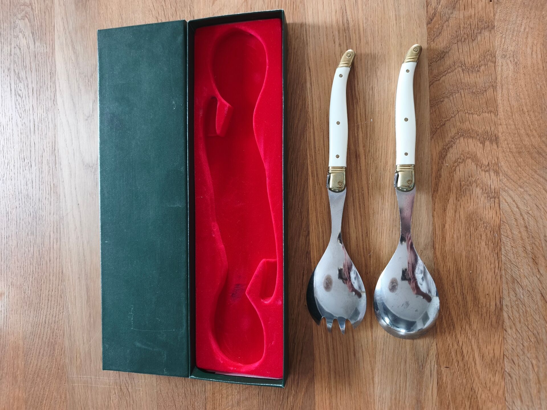 Laguiole salad service in its box – 2 pieces (White & Stainless Steel)
