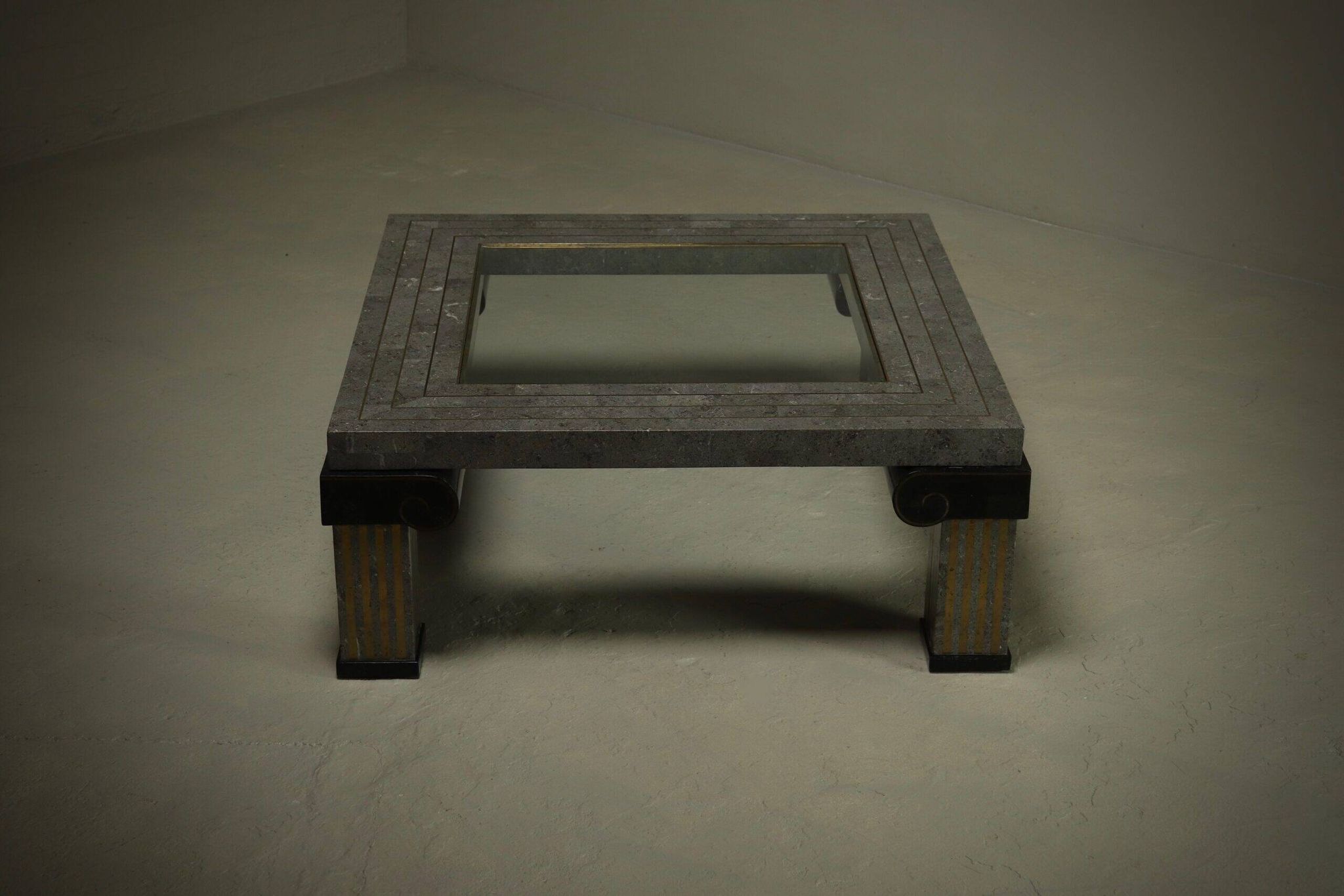 Grande table basse en pierre tessellée et en laiton Maitland-Smith des années 1980.