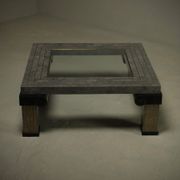 Grande table basse en pierre tessellée et en laiton Maitland-Smith des années 1980.