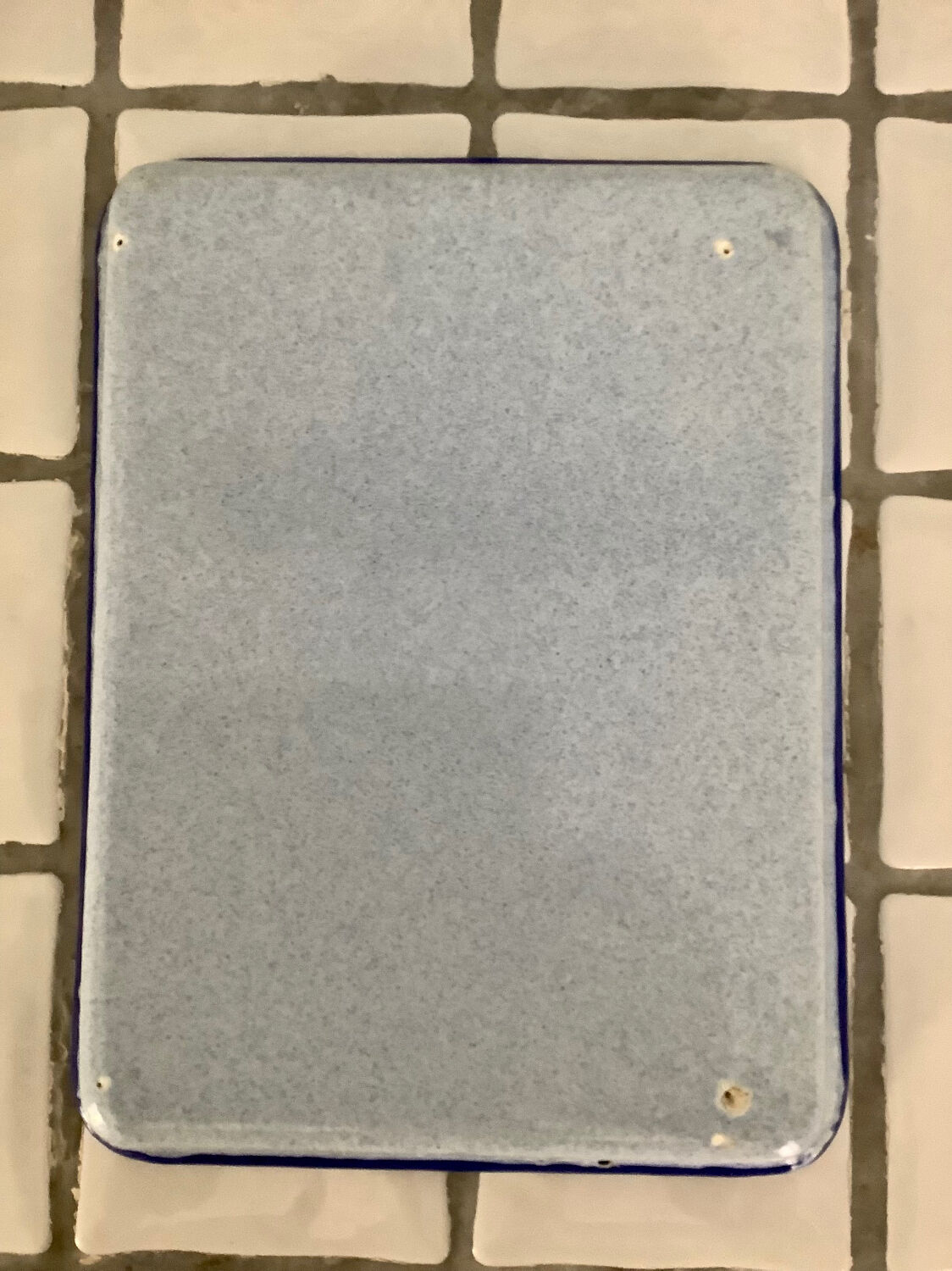 Enamelled sheet metal plate tray