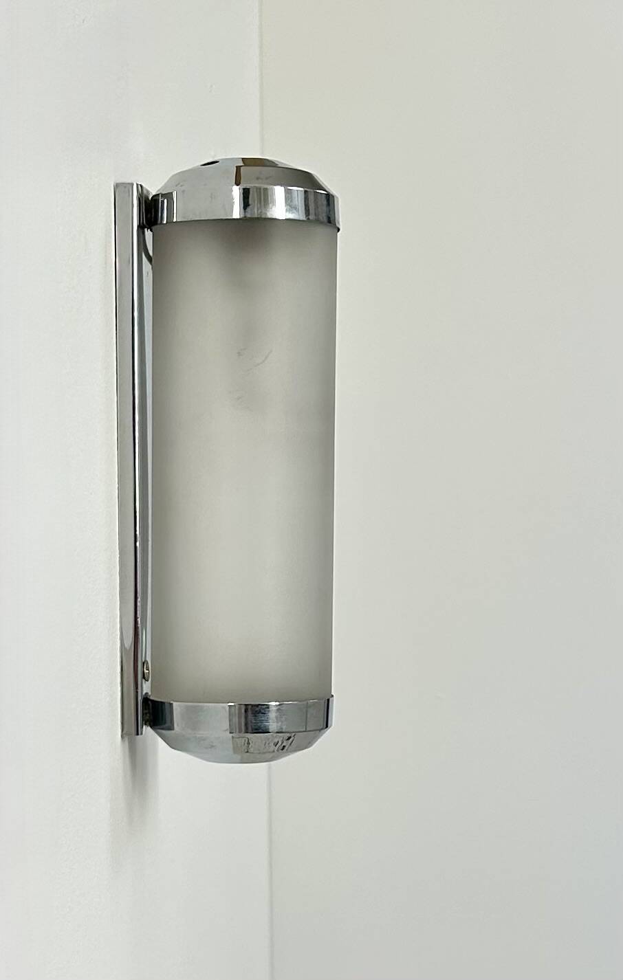 Vintage tubular Art Deco wall light, chrome metal, frosted glass, France, 1930.