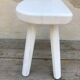 Tabouret ancien tripode de traite en bois blanc décoration vintage