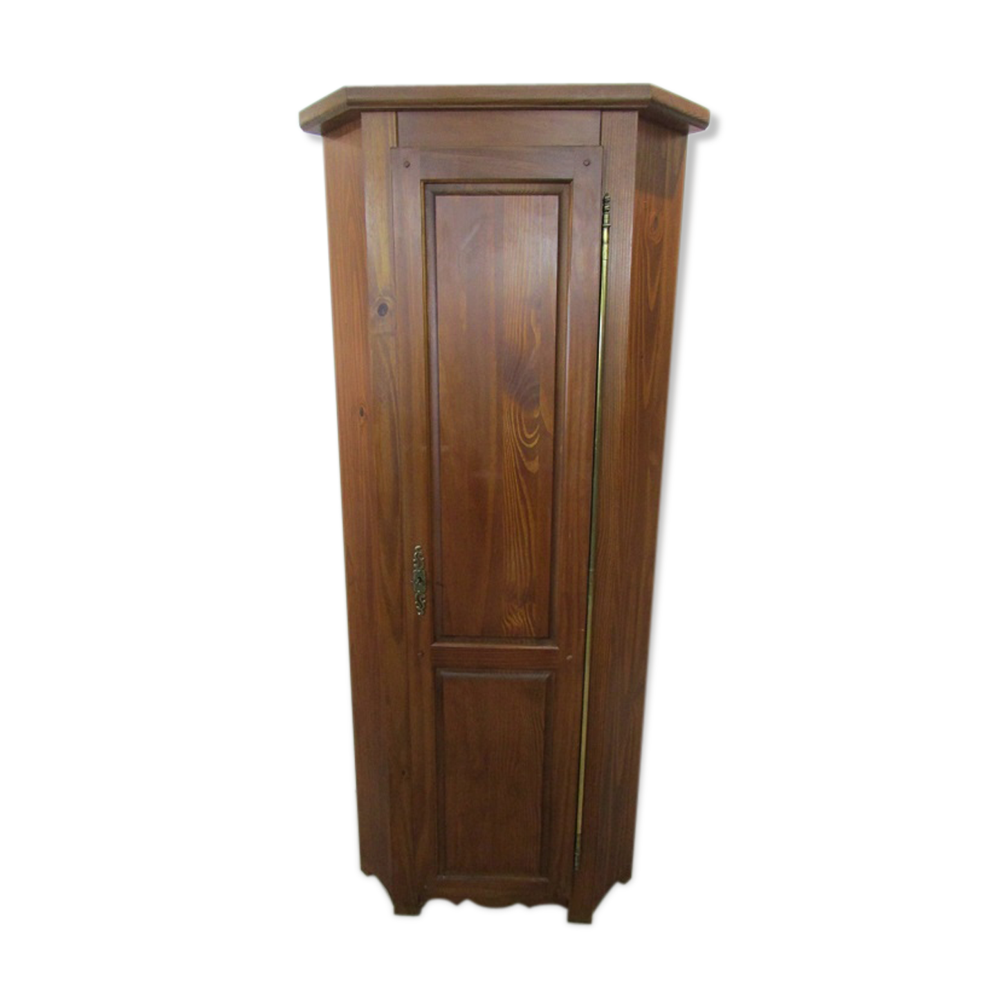 Corner, furnished to high angle pine