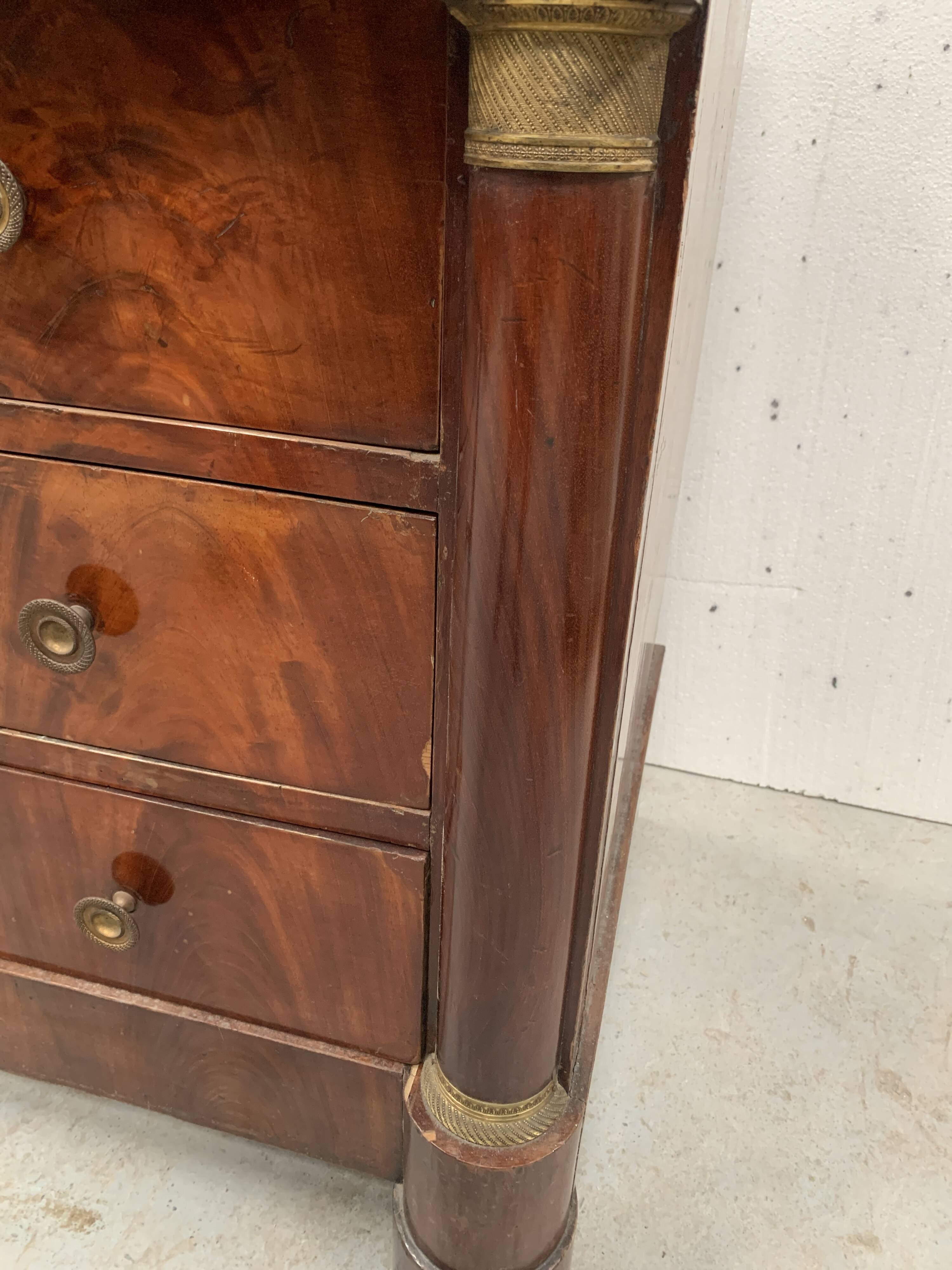 Commode Empire en acajou a demi colonnes XIX siècle
