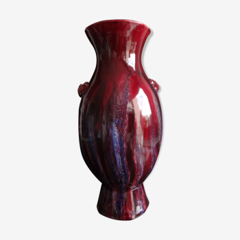 Beef blood vase decorated with taoties and flaming, China, 34cm, 19th century