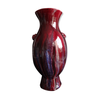 Beef blood vase decorated with taoties and flaming, China, 34cm, 19th century