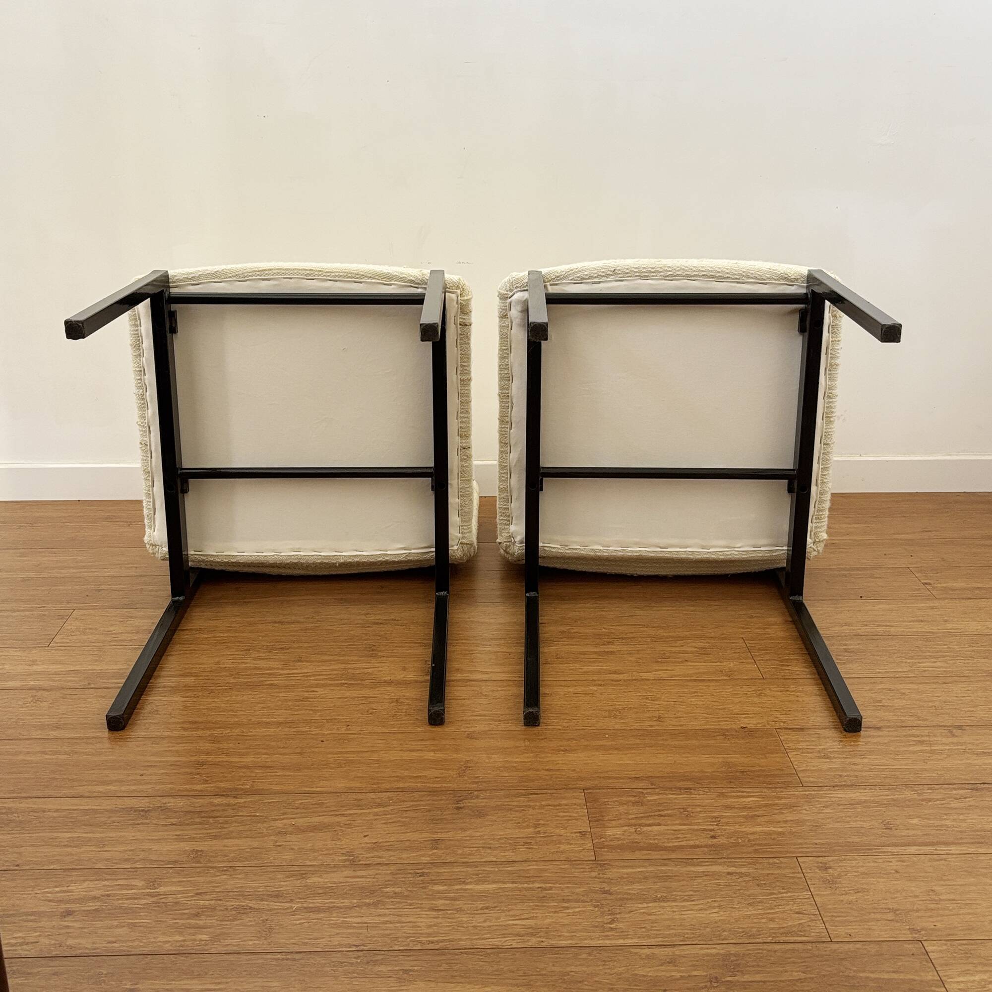 Paire de chaises modernistes en tissu