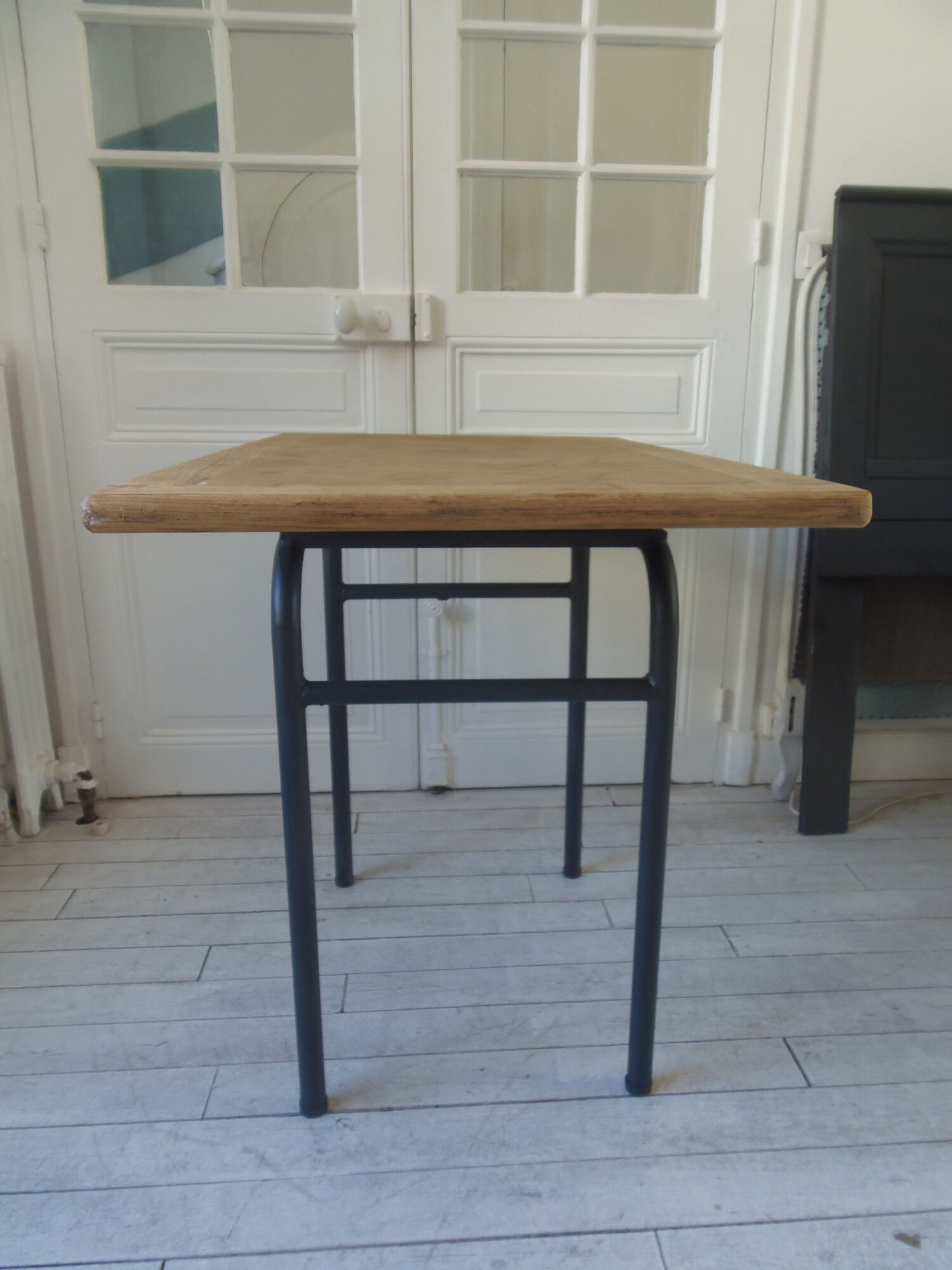 Table, tubular pedestal metal gray slate, oak tray marked