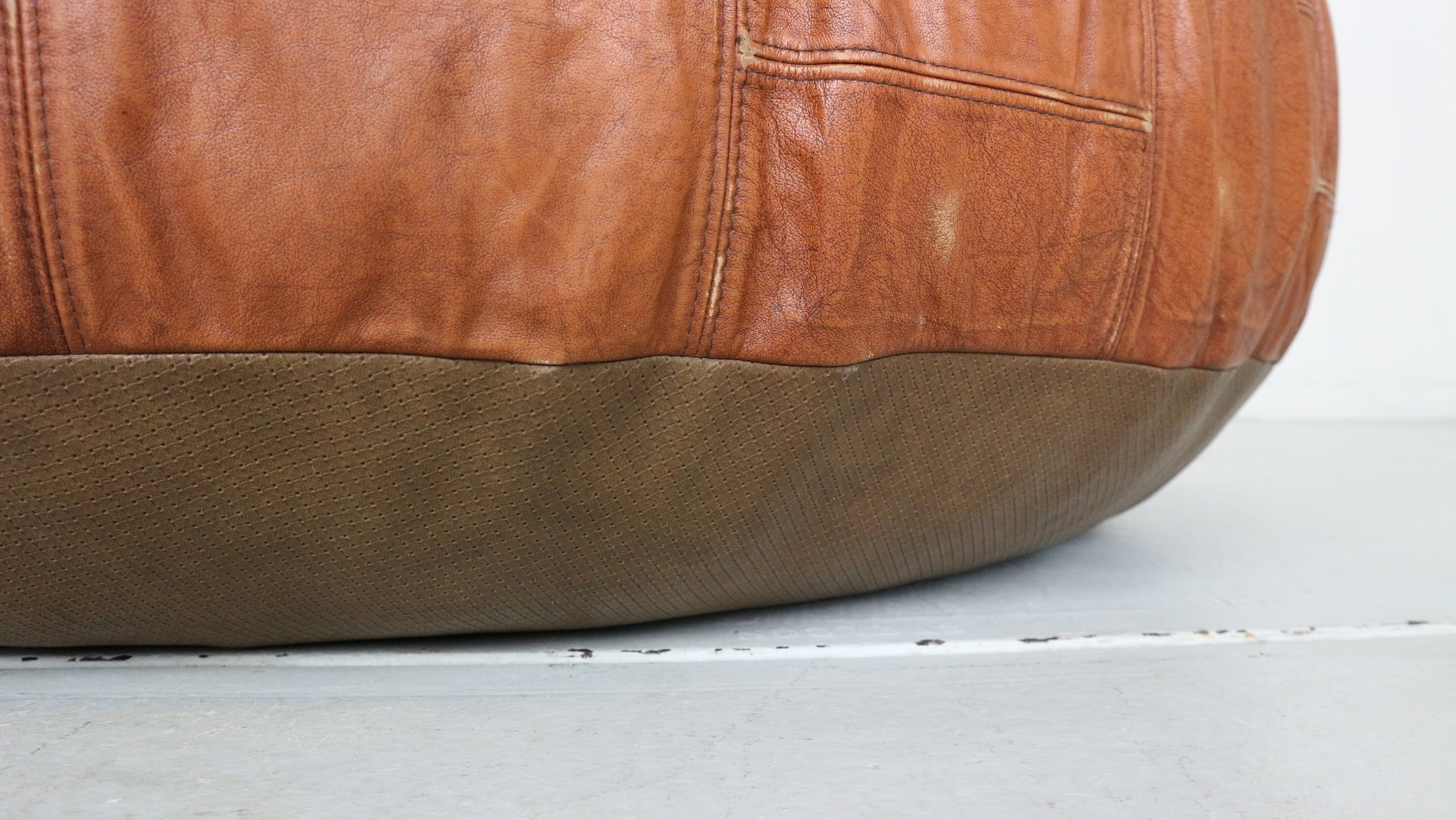 Pouf en cuir de couleur cognac 1960
