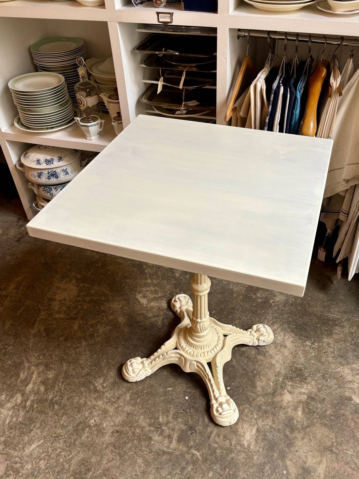 Bistro table in beige cast iron and ecru wood