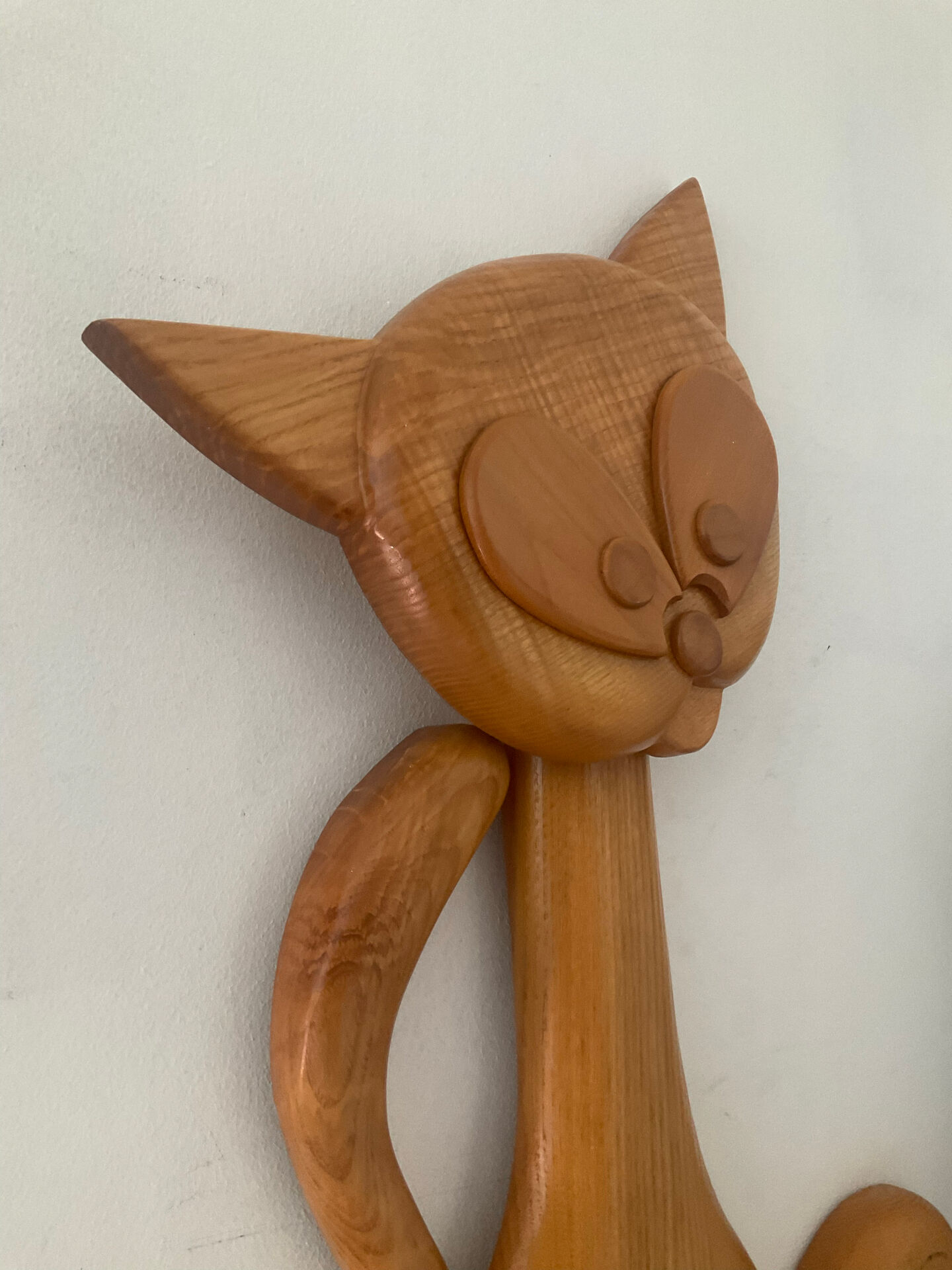 Vintage cat coat rack in solid pine from the 70s-80s.