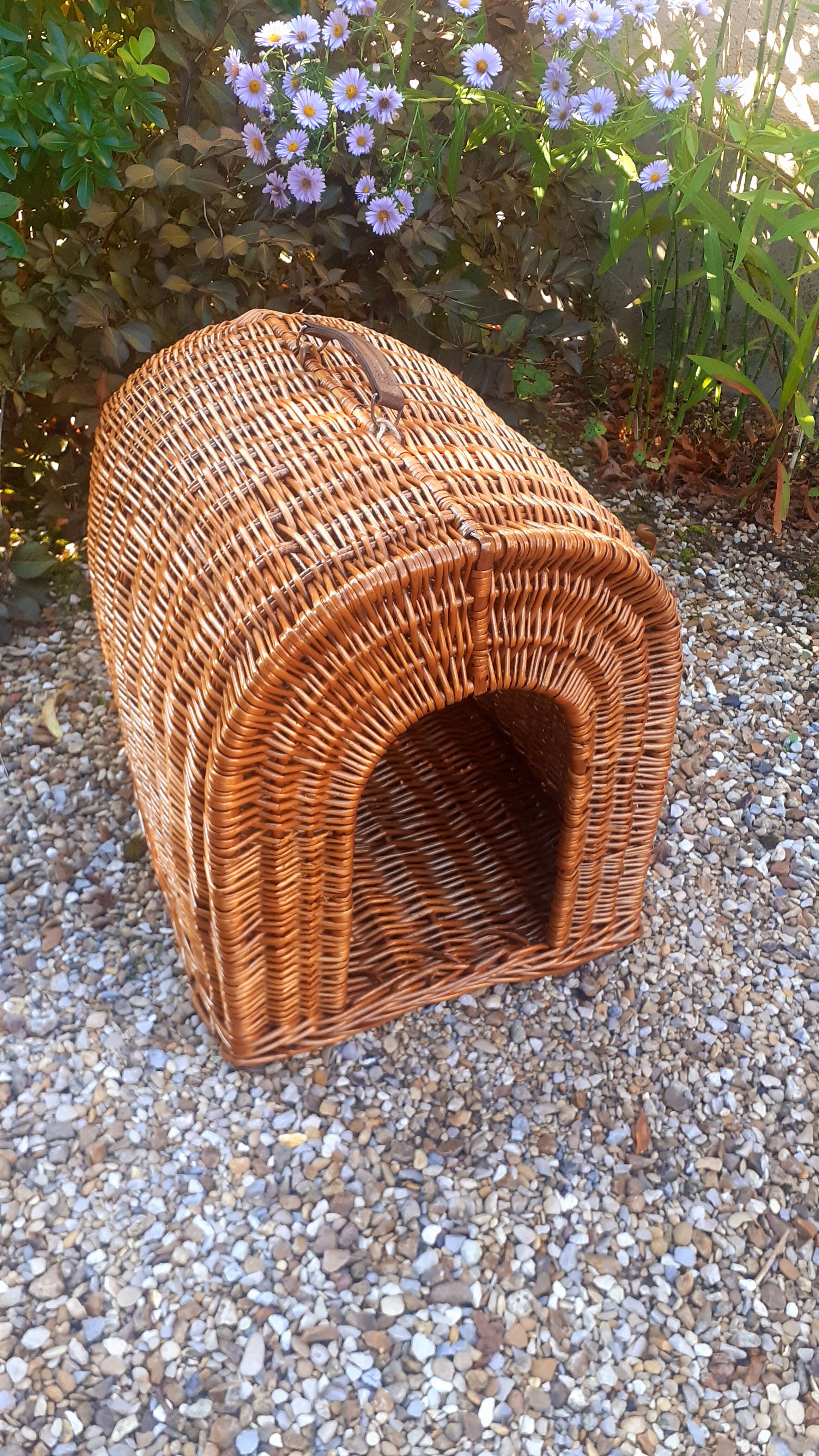 Vintage dog house year 50 in rattan