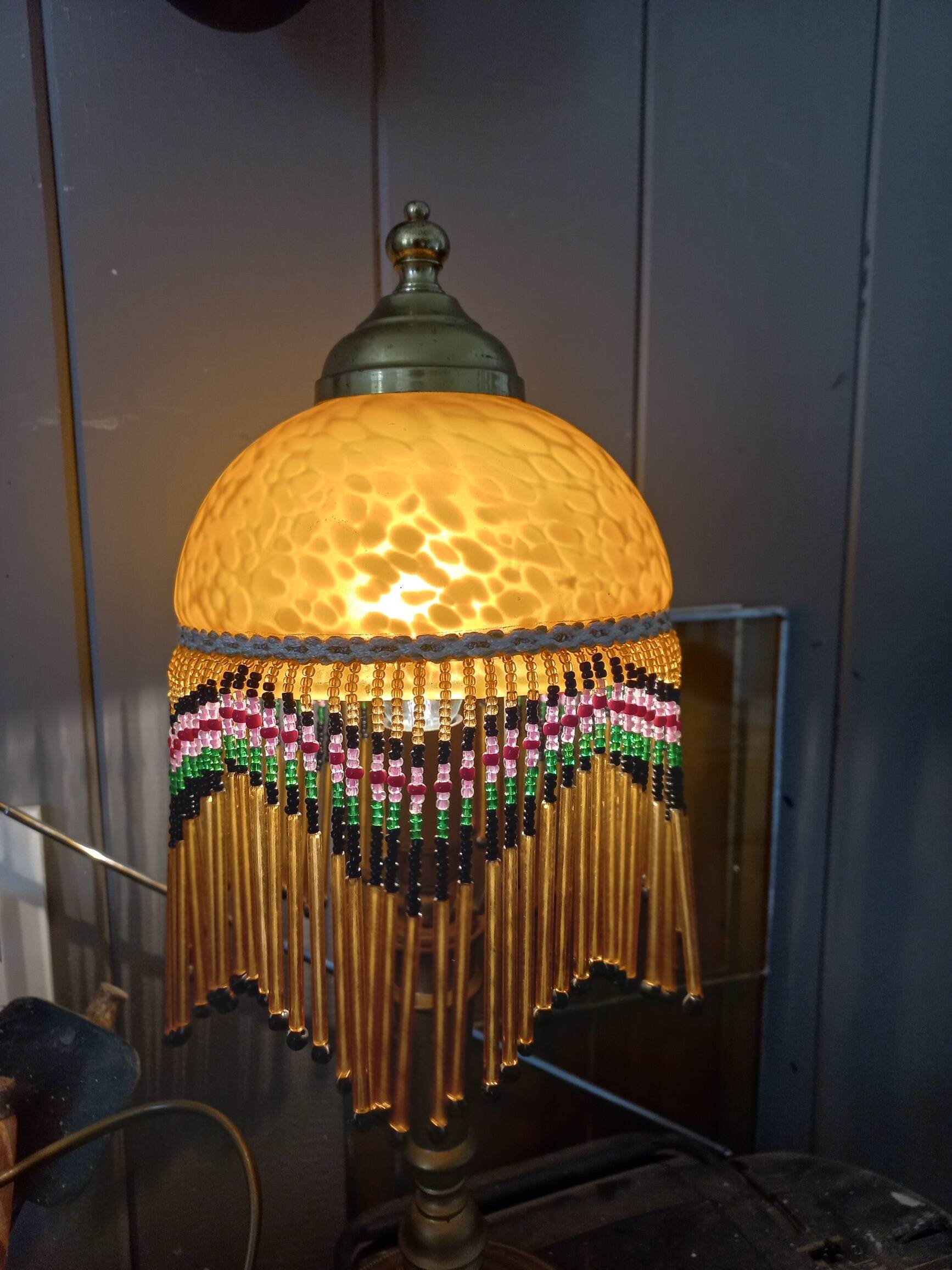 Lampe laiton perles style Charleston 1930