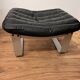 Fauteuil Pulkka par  Ilmaria Lappalainen et son pouf