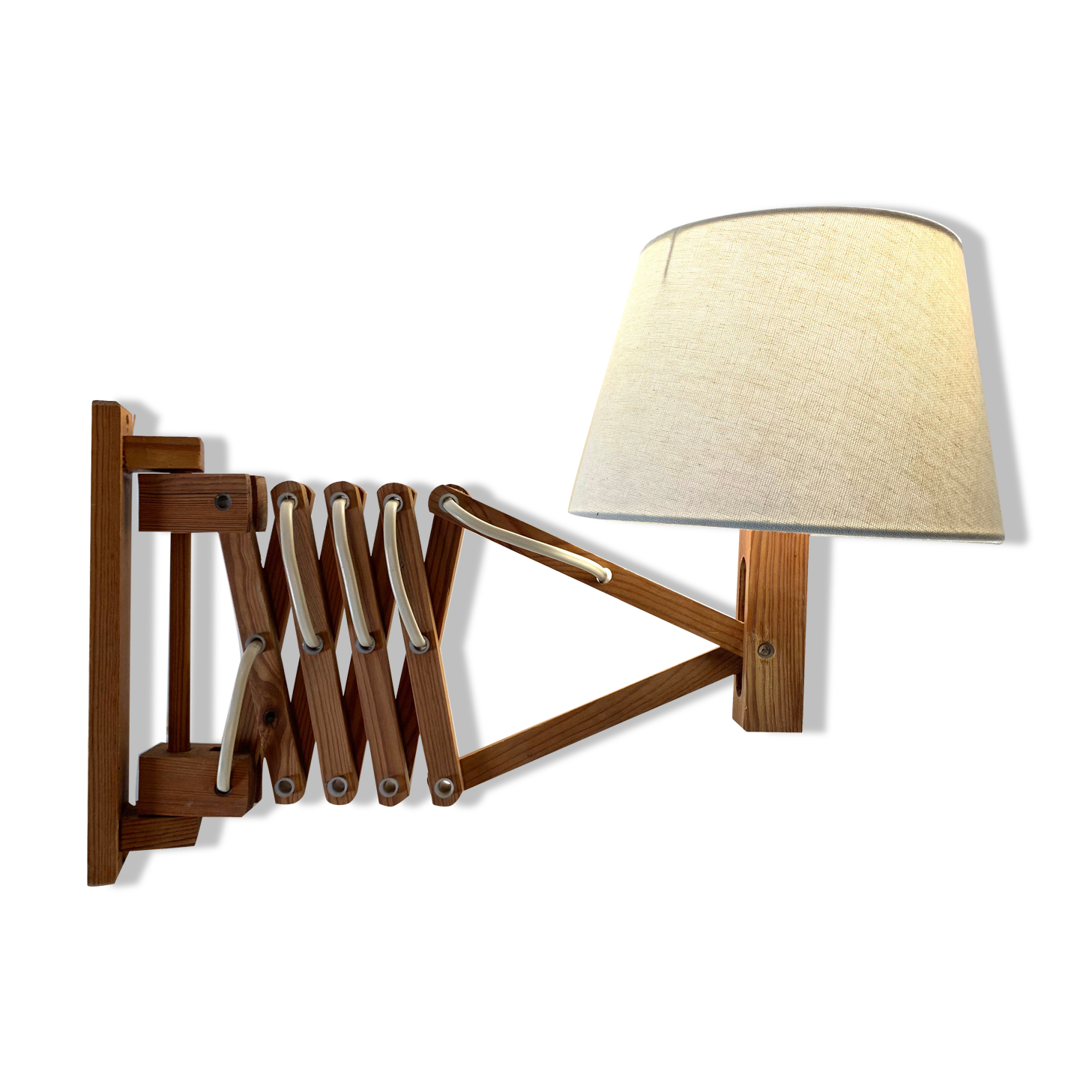 Extendable wooden wall lamp