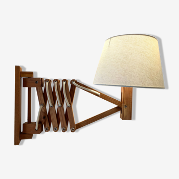 Extendable wooden wall lamp