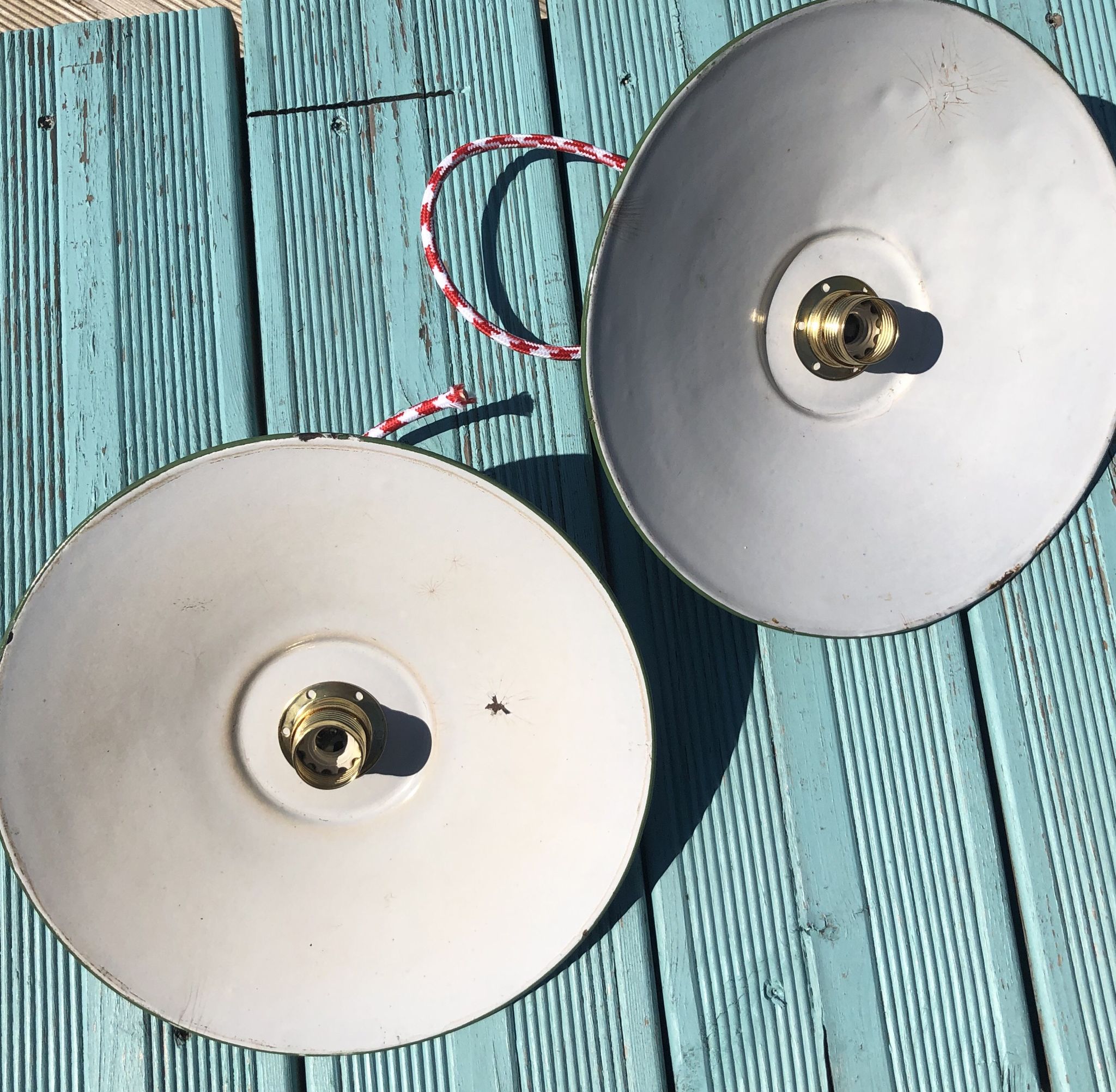 Pair of vintage hanging in green emailled tole 24 cm E14 sleeve